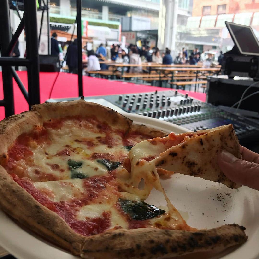 のインスタグラム：「スタートしました！ 「Japan Pizza Festival 🍕」 博多駅前広場で待ってます。 ピッツァの行列が短いのは、朝イチと午後３時からくらい。  ボクはいきなりマルゲリータ‼️ #toggy #hakata #fukuoka #japan #japanpizzafestival #napolipizza #gaetano #pizza #真のナポリピッツァ協会 #本物のピッツァを子供たちに」