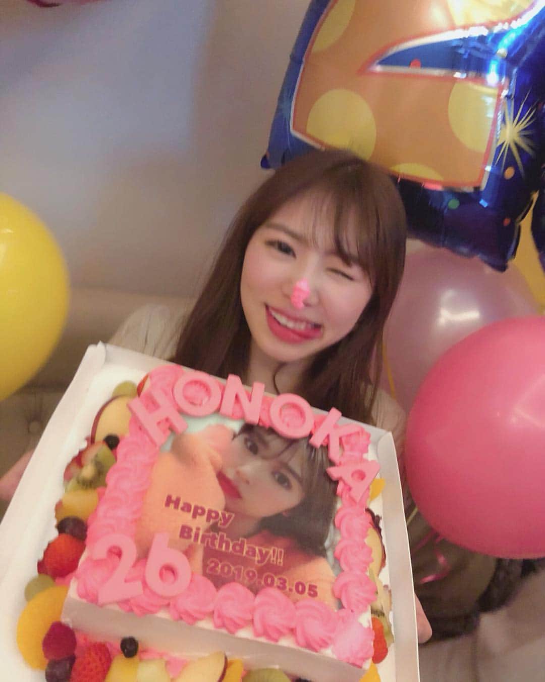 加田穂乃華のインスタグラム：「Happy birthday to me😋🎉🎂 ・ こんなに素晴らしいケーキとかわいい風船で 盛り上げてくれました‼️・ 鼻にクリームを付けた人は誰だ？笑  #happybirthday #birthdaycake #balloon #誕生日会 #thankyou #🎂 #🎈」