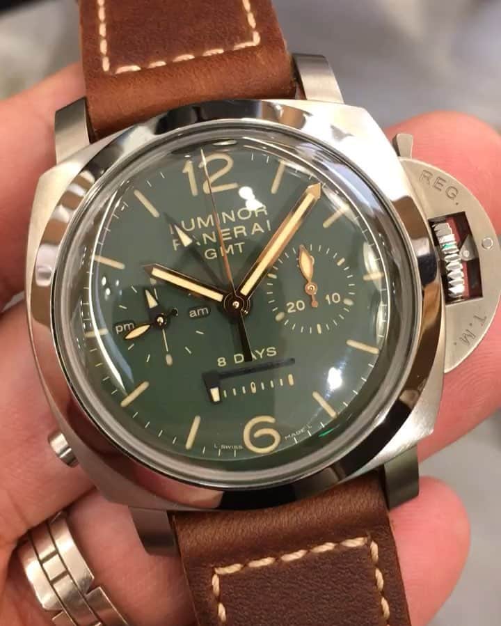 パネライのインスタグラム：「Just a super sexy Chrono.  The green dial #Panerai #PAM737 Luminor Marina. 👍🏼👎🏼?」