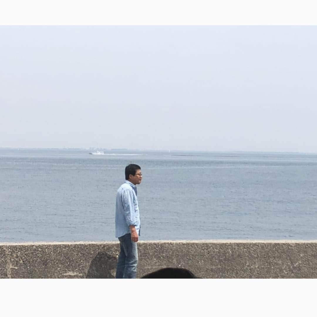 加藤美祐のインスタグラム：「父が定年を迎えました☺️ 42年間も同じ会社で働きつづけて私達を育ててくれました🙇‍♂️ なんてすごいことなんだろう、、、！ なんてすごい人なんだろう、、、！ 私の父は真面目です。 そしてとっても優しい。 怒ったことは、、、2回ぐらいしかない！(私が小さい時に調子に乗りすぎた時と夫婦喧嘩の時だけ)  成人してからはよく働くということで話をした。 嫌な事があったときはもっと嫌だったことを話して励ましてくれたし、 「お前もわかってきたか。」と言われた時はちょっと嬉しかったし、嬉しそうだった☺️ 部下のことをすごく考えていて、お父さんだけどこんな上司の部下になりたいとよく思いました。  父の生活の中には仕事がほとんどだったと思います。  まだお仕事をするみたいだけど、一応一区切り🍡  本当にお疲れ様💭 そしてありがとう😊！ 4月楽しみだね✨ 💡写真は、みんなでバーベキューに来てるのになぜか1人で海沿いをかっこつけてあるく父。  そして、はじめてSNOWをした父。  そしてそして、今年のSNOWの父と私。  #父 #父親#お父さん #父娘 #ありがとう #ご苦労様 #定年  #SNOW」