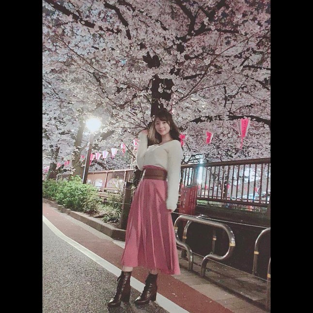 堀尾実咲のインスタグラム：「お花見してきたよ🐰🌸 #お花見 #夜桜 #桜 #目黒川」