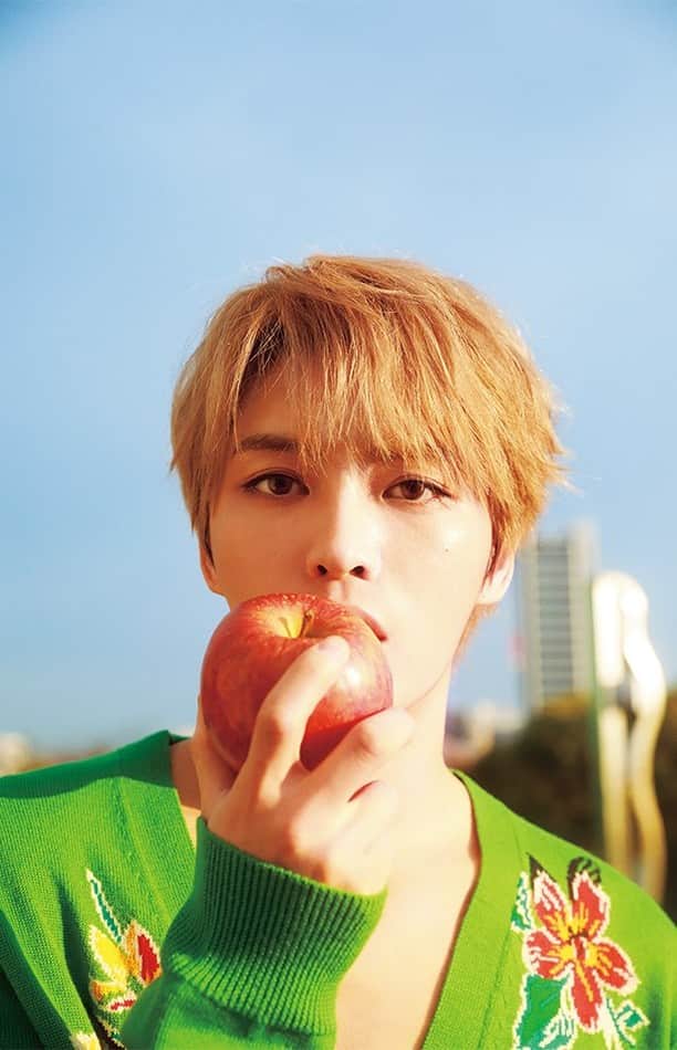 のインスタグラム：「世の女性を虜にする韓国人アーティスト《ジェジュン》がNYLON JAPANの表紙に初登場！ これまでの輝かしい軌跡がオーラとなって、さらに美しさを増す彼。NYLONが今回掲げたテーマは、春を感じさせる「森の王子様」。りんごを持った美しさもキュートさも感じられる表紙に、心を奪われるはず。注目の中面は、16ページにわたるロングストーリー。葉っぱやフルーツと戯れるシーンにかっこよさが溢れ、女性が悶絶すること間違いなし。  READ MORE▶︎ https://www.nylon.jp/NYLON180  #nylonjapan #nylonjp #coverboy #jaejoong #kimjaejoong #김재중 #fashion #beauty #culture #caelumjp  VIDEOGRAPHY: TOSH SHINTANI」