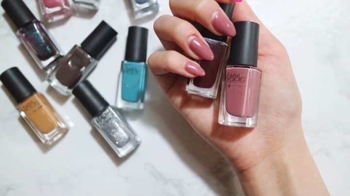 のインスタグラム：「. . 速乾、時短でキレイに塗りやすくて集めちゃう #ネイルホリック 💅 . . プチプラなのに使い易くて、なにせ、この小ささが良い！！！！ 普段挑戦できないカラーに、気軽に手を出せるのも魅力。 . #nailholic_kose#kose#nailholic#pr#ネイル#ネイルポリッシュ . . #RO602 マットなくすみカラーは、1度塗り。 #RD405 ジューシーでクリアなカラーは、2度塗りでこの仕上がり。 . . 爪先まで拘るって、女子感じる〜🥰 塗ってる過程まで、楽しい。 @nailholic_kose . #model#モデル#和装モデル#webモデル#関西モデル#手タレ#パーツモデル#作品撮り#フリーランス#福井千佳#chika_fukui#インフルエンサー#美容#followme#style#おしゃれさんと繋がりたい#ヘアカラー#picoftheday#japan#サロモ#いいね返し」