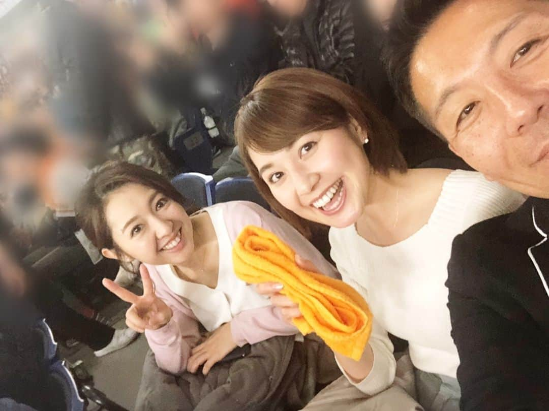 佐藤由季さんのインスタグラム写真 - (佐藤由季Instagram)「いよいよ今夜開幕⚾️ ドキドキワクワクが止まらない…💓 ということで、ストーリーズに応援イメトレ動画を載せてみました（笑） 是非参考にしていただければと🤣 ※先日のオープン戦です（笑） ちなみに、この写真は、 我らがプレポスファミリーアデ兄さんが これで良いの！？これで良いの！？💦 と、インカメラを駆使して撮ってくれた 貴重な一枚📸笑 アデさんの顔が見切れている状態に（笑） #giantsPP  #プロ野球  #開幕  #ジャイアンツ  #応援  #イメトレ  #和と動  #日本一へ向けて  #初戦を勝ち取る 🔥 #プレポスファミリー  #阿出川浩之 さん #阿部智帆 さん #佐藤由季  #インカメラ撮影は難しい （笑）」3月29日 11時15分 - yukisato0710