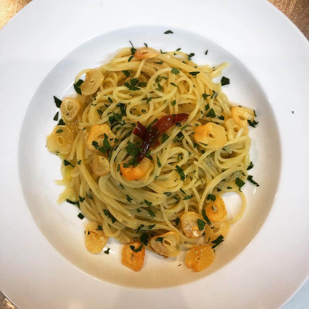 桜井誠さんのインスタグラム写真 - (桜井誠Instagram)「久々に アーリオオーリオ エ ペペロンチーノ 作った。 塩がほんの少し少なかったので、オイルが重たく感じた。 シンプルな料理は楽しい🍝 #桜井食堂 #パスタ #pasta #ペペロンチーノ」3月29日 11時16分 - m_sakurai_da