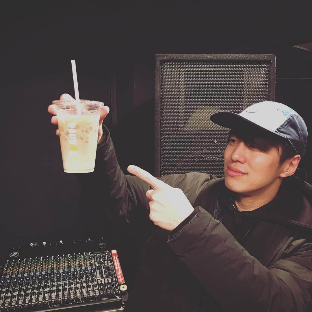 石川龍のインスタグラム：「明後日の復活ライブに向けて詰めのリハーサルに現れたチャレマック。 東京、すごく寒いのにアイスカフェラテ的なのを飲んでたから、寒くない？って聞いたら、「なんか暑いっす」って。 燃えてるね。 #ザチャレ #ドトール」