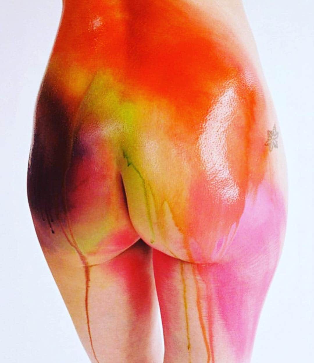 サーフバザーのインスタグラム：「Really into body painting lately 🤷🏻‍♀️#whoneedsclothes? #whoamikidding #ido 🙋🏻‍♀️ by my new fave @megumi.matsuno  #bodypaint #stillrainbows . #surfbazaar #bazaarshop」
