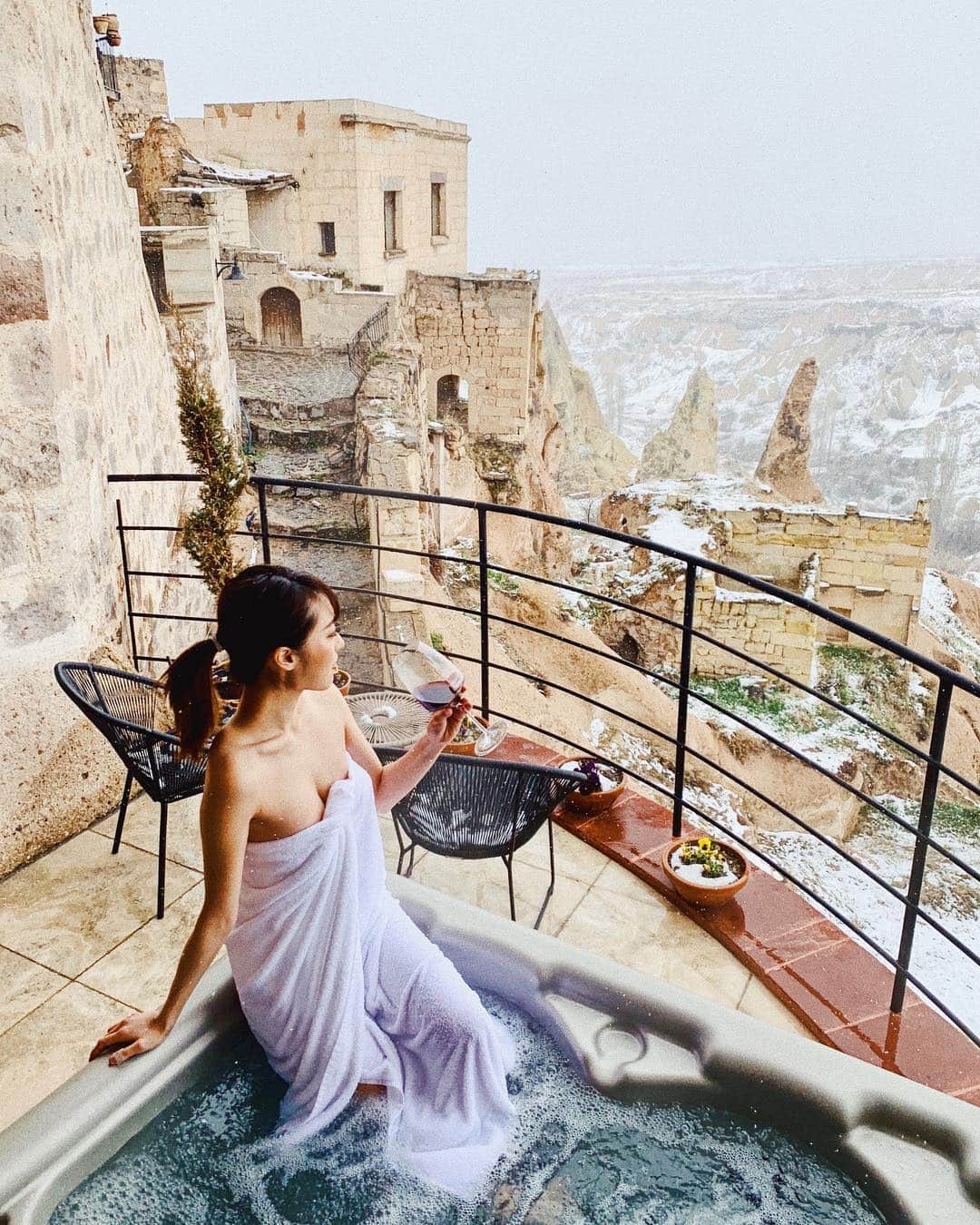 のインスタグラム：「UchisarにあるHotel Taskonaklar Cappadociaの ロイヤルスイートルームに宿泊。 ベランダにあるジャグジーで、 最高のwine Time🍷💕 . #yukajourneyy#旅#海外旅行#旅#女子旅#トルコ#Türkiye#Turkiye#カッパドキア#Cappadocia#kapadokia#絶景#秘境#uchisar#ウチヒサル#TaskonaklarCappadocia#平成旅#ブッキングドットコム」