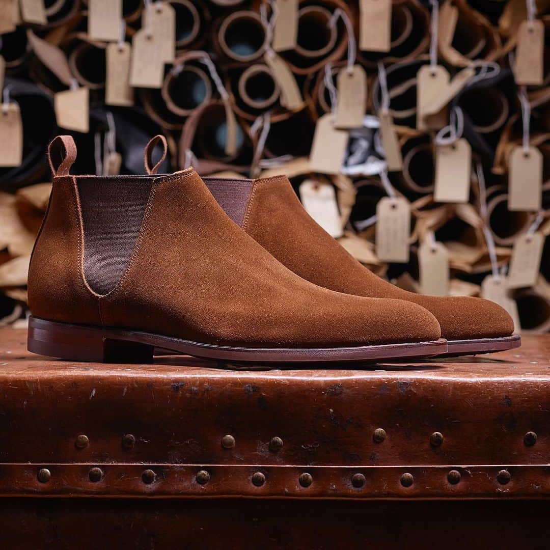 のインスタグラム：「Cranleigh in Snuff Suede, a low leg, unlined Chelsea boot and our first ‘Summer’ Chelsea style. Made on the 377 last with our Chocolate City rubber sole. . SS19 brings a new colour way to our Cranleigh collection, this time in Mid-Blue Suede on our Natural Crepe sole. . #crockettandjones #madetobeworn #ss19 #newseason #chelseaboot #cranleigh #last377」