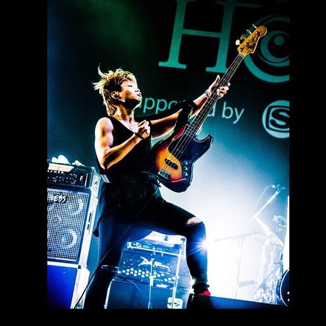 辻村勇太さんのインスタグラム写真 - (辻村勇太Instagram)「LIVE HOLIC 5th ANNIVERSARY- uP!!! SPECIAL LIVE HOLIC extra vol.3 supported by SPACE SHOWER TV @幕張メッセイベントホール  Photo by @hamanokazushi  #blueencount  #bassist #liveholic #ありがとうございました！ #おつとぅす」3月29日 22時07分 - yuuta.tsujimura