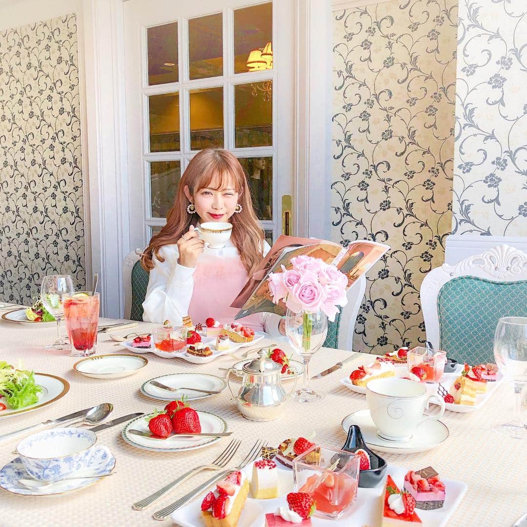 のインスタグラム：「. この前のお休みはなんと初の福島県に🎠💕 福島の猪苗代にある @listelinawashiro のホテルにご招待頂いたので 存分に休暇を楽しんできたっ🥂 . 着いてすぐにヨーロピアンな空間で ストロベリービュッフェを堪能🍓 幸せ空間すぎる〜 椅子とかとんでもなく可愛くない？？♡ Tiffanyカラーが素敵すぎた👗🎀 . ランチもディナーもここで食べられるみたいだから ここに泊まるときは絶対ここで食事するべき🍽💓 . #listel #listelinawashiro #trip #fukushima #fukushimacafe #fukushimatrip #pinklush #cafe #afternoontea #strawberry #福島 #福島旅行 #福島カフェ #カフェ #リステル猪苗代 #猪苗代カフェ #フォトジェニック #ストロベリービュッフェ #いちごスイーツ #アフタヌーンティー #ホテルランチ #ホテルビュッフェ #もーみとりっぷ」