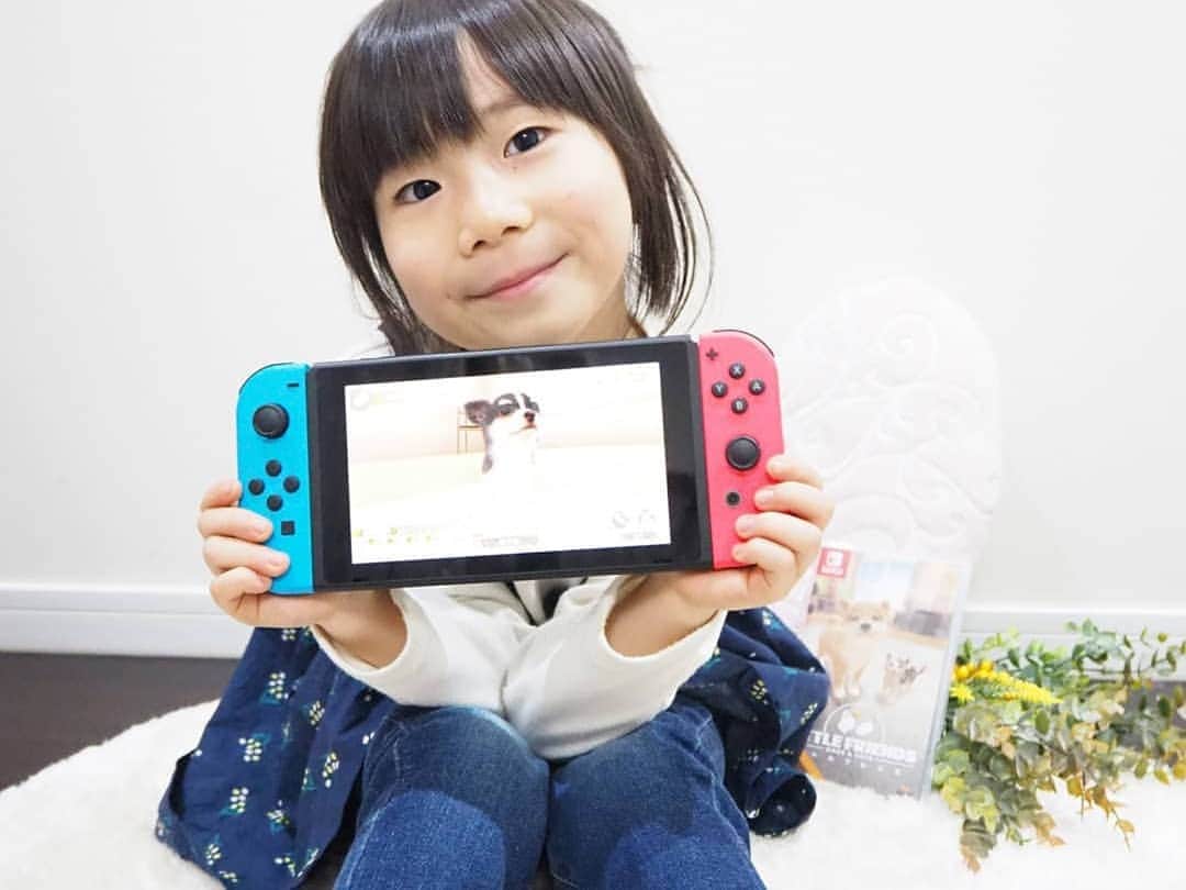 Kuboi Ayumiさんのインスタグラム写真 - (Kuboi AyumiInstagram)「仲良しのお友達の家に遊びに行くたびに 「ワンちゃんが欲しい！」とお願いされることが続いていました。  子どもにとってペットを飼って一緒に過ごす経験は大切だとは思うのですが すぐに飼えるはずもなく…。 ・ ・ そんな時、Nintendo Switchのソフトで子犬と子猫と一緒に暮らす体験ができちゃうものがあると知って 早速遊んでみることに。  ペット育成シミュレーション「LITTLE FRIENDS」。 これ、本当にはまります。 正直、なめていました…（反省）  好きなワンちゃんやネコちゃんを選んではじめるのですが どの子もかわいすぎる！  おうちでエサをあげたり、遊んであげるだけでなく お外にお散歩に行けたりおしゃれをさせてあげたり。 どの仕草もリアルで、性格や毛色なども多種多様なので 自分だけのペットを飼っているような感覚になります。  お世話は娘の役目となっているのですが おなかすいてないかな、のど渇いていないかななど気にかけている様子を見て 生き物を育てる事の大変さや楽しさを体験できているようです。  妹のことも今まで以上に気にかけてあげるようになったのは このソフトのおかげかも。  娘はお出かけのときに、「ワンちゃん連れてく！」と言って自分のリュックに Nintendo Switchを入れて持ち歩いています。 「みーちゃんに似てるでしょ？」とわが子のように育てています。  体験版もあるので、Nintendo Switchお持ちの方は試してみてくださいね☆  #NintendoSwitch #リトルフレンズ #PR #女の子ママ #親バカ部 #赤ちゃんのいる生活 #ゲーム #game #ペット」3月29日 22時07分 - himekagami
