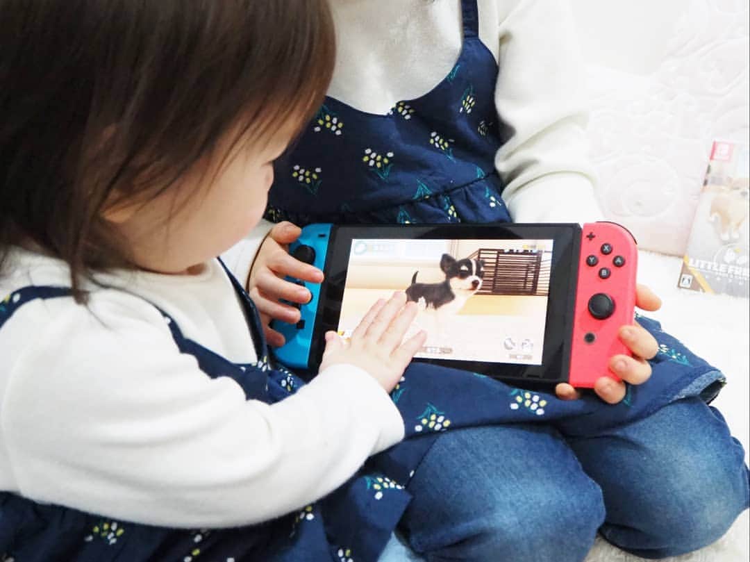 Kuboi Ayumiさんのインスタグラム写真 - (Kuboi AyumiInstagram)「仲良しのお友達の家に遊びに行くたびに 「ワンちゃんが欲しい！」とお願いされることが続いていました。  子どもにとってペットを飼って一緒に過ごす経験は大切だとは思うのですが すぐに飼えるはずもなく…。 ・ ・ そんな時、Nintendo Switchのソフトで子犬と子猫と一緒に暮らす体験ができちゃうものがあると知って 早速遊んでみることに。  ペット育成シミュレーション「LITTLE FRIENDS」。 これ、本当にはまります。 正直、なめていました…（反省）  好きなワンちゃんやネコちゃんを選んではじめるのですが どの子もかわいすぎる！  おうちでエサをあげたり、遊んであげるだけでなく お外にお散歩に行けたりおしゃれをさせてあげたり。 どの仕草もリアルで、性格や毛色なども多種多様なので 自分だけのペットを飼っているような感覚になります。  お世話は娘の役目となっているのですが おなかすいてないかな、のど渇いていないかななど気にかけている様子を見て 生き物を育てる事の大変さや楽しさを体験できているようです。  妹のことも今まで以上に気にかけてあげるようになったのは このソフトのおかげかも。  娘はお出かけのときに、「ワンちゃん連れてく！」と言って自分のリュックに Nintendo Switchを入れて持ち歩いています。 「みーちゃんに似てるでしょ？」とわが子のように育てています。  体験版もあるので、Nintendo Switchお持ちの方は試してみてくださいね☆  #NintendoSwitch #リトルフレンズ #PR #女の子ママ #親バカ部 #赤ちゃんのいる生活 #ゲーム #game #ペット」3月29日 22時07分 - himekagami