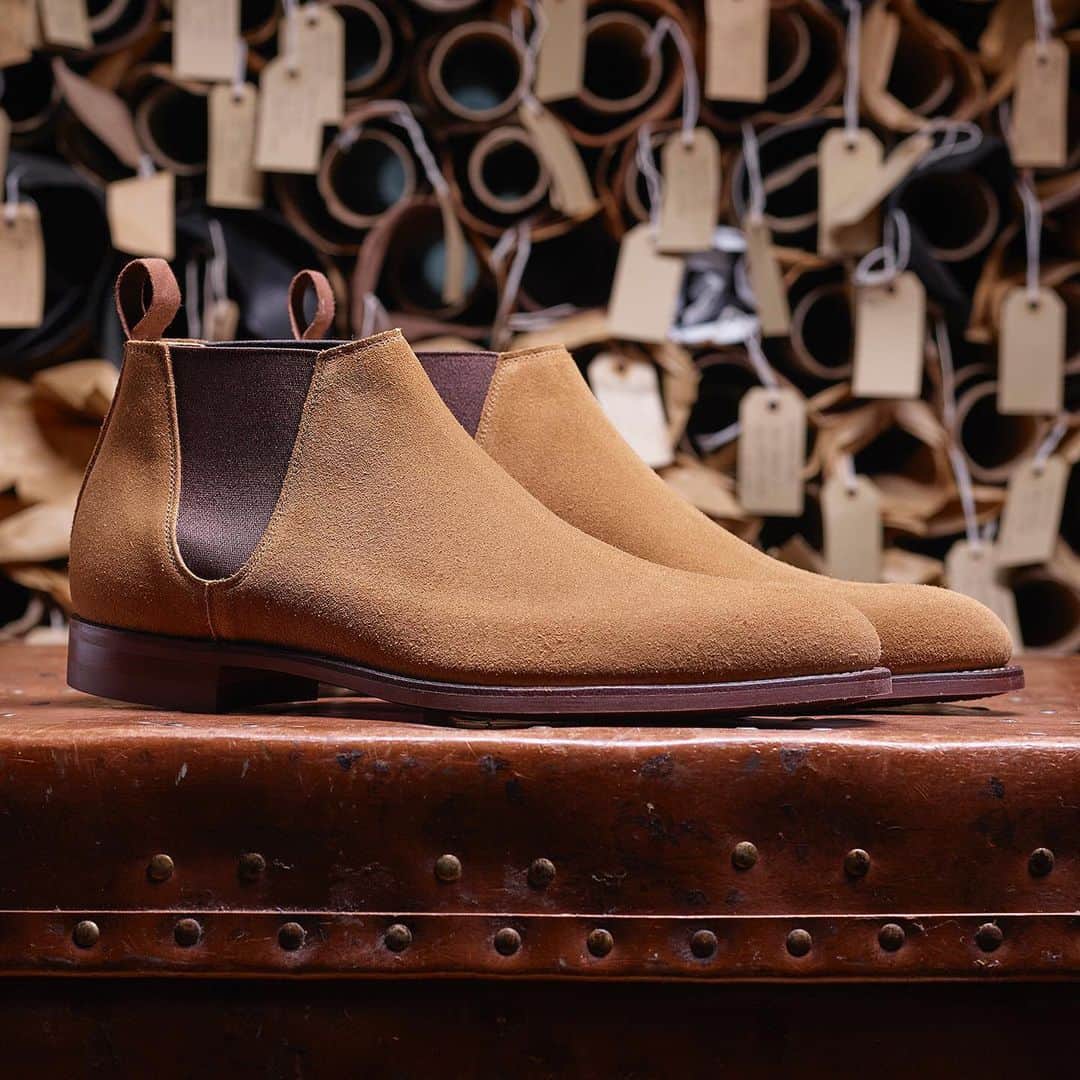 のインスタグラム：「Cranleigh in Camel Suede, a low leg, unlined Chelsea boot and our first ‘Summer’ Chelsea style. Made on the 377 last with our Chocolate City rubber sole. . SS19 brings a new colour way to our Cranleigh collection, this time in Mid-Blue Suede on our Natural Crepe sole. . #crockettandjones #madetobeworn #ss19 #newseason #chelseaboot #cranleigh #last377」