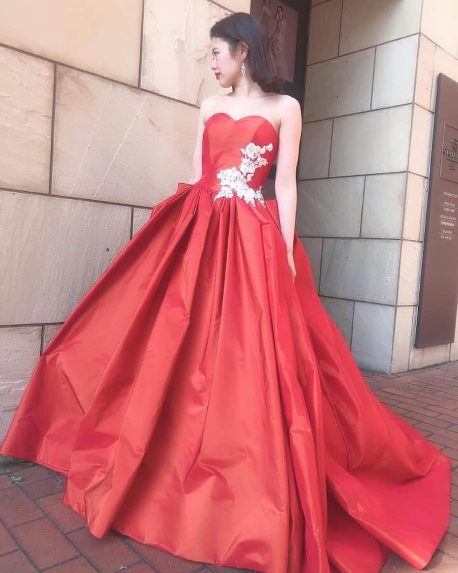 のインスタグラム：「* カラードレス:04-10960 ドレスブランド:JUNO イヤリング:07-8003 * こちらのドレスは ハイアット・リージェンシー福岡 ジュリエッタ by junoのオリジナルカラードレスです。 ----------------------------------------- <お問い合わせ> 💌@dresses_weddingdress へDM 📞 0120-791-249 ご試着予約やレンタル価格など、お気軽にお問い合わせください。 ----------------------------------------- . コーディネートのポイントや詳細は @dresses_weddingdressホーム画面URLへ。 * その他のJUNOのドレスは#JUNO_dresses よりご覧いただけます。 * 素敵だと思ったら、写真をダブルタップ✨ * #ドレッシーズ#JUNO_dresses #JUNO #wedding#weddingdress#カラードレス試着#カラードレス迷子#ドレスショップ#ドレス探し #フォトウェディング#プレ花嫁 #花嫁ヘア#花嫁 #プレ花嫁#全国のプレ花嫁さんと繋がりたい#ドレス迷子 #ドレス試着 #ウェディングドレス#カラードレス#ドレス探し#結婚式#卒花嫁#2019春婚#2019夏婚#2019秋婚#2019冬婚#レッドドレス#赤ドレス#お色直し#お色直しドレス」