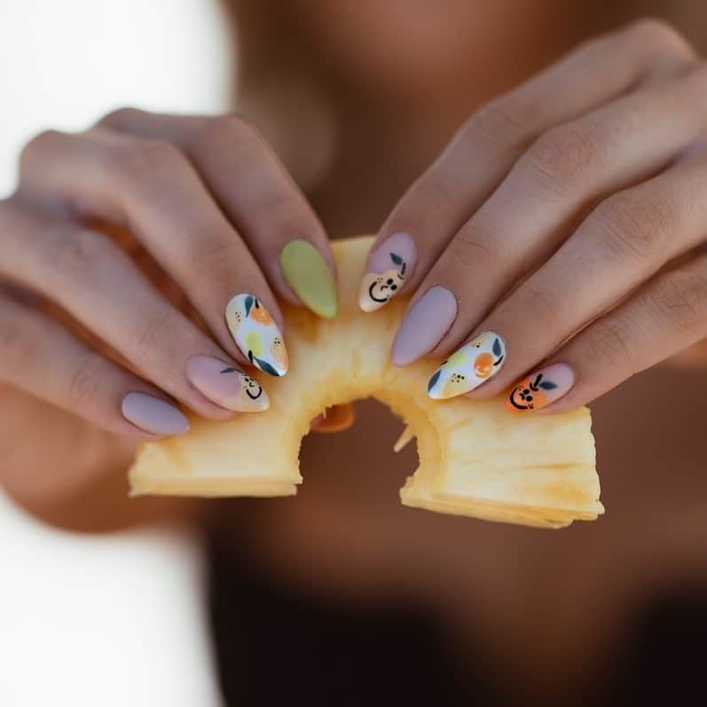 Cara Van Brocklinさんのインスタグラム写真 - (Cara Van BrocklinInstagram)「A yummy little mani @nailsbykierstyn ☺️🍑🍐🍋🍓🍊🥭🍈 #caralorenmani」3月29日 22時11分 - caraloren