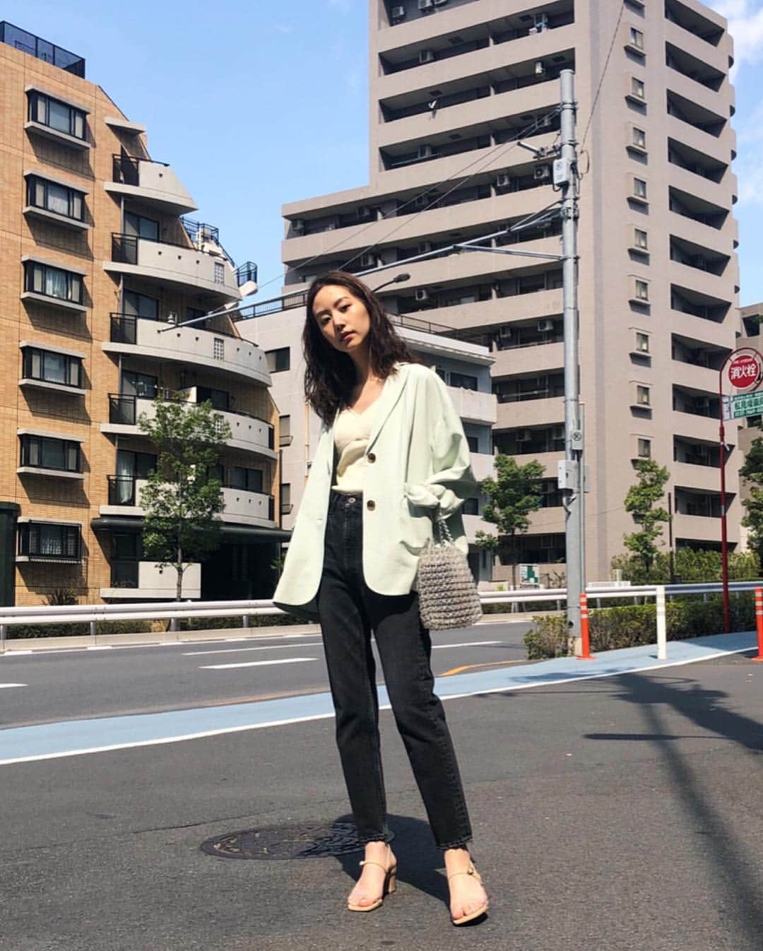 Shiho Sasakiのインスタグラム：「この中途半端な気温の時期にすごく使えるジャケット☝️ ミントグリーンが今年の気分🍏 ストーリーのリンクからコーデの詳細チェック出来ます✈️ #MOUSSY#MOUSSYSNAP#MOUSSYJEANS」