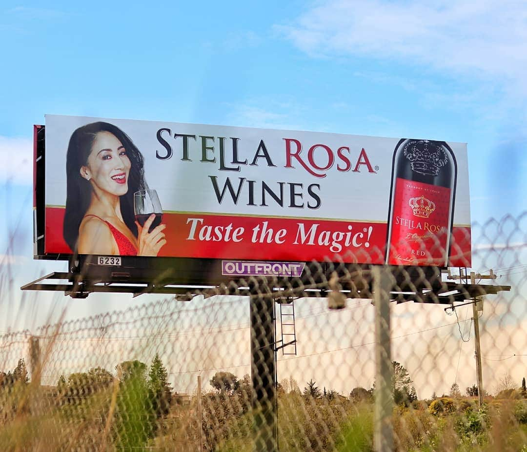 吉松育美さんのインスタグラム写真 - (吉松育美Instagram)「It's #me on billboard!! . #Happy to be representing @stellarosa 🙏🙏🙏 . Let me know if you see me😍🙌 . 実はアメリカ全土でビルボードになってるーーーー👏うれしーーーー🙌😍🙌 . 大手ワインメーカー @stellarosa のキャンペーン #広告 🙏 ありがたいです💗見つけたら教えてー(笑) . 友達からもイクミっぽい人見た!! って連絡がw この化粧の仕上がりが完全にアメリカンなのでパッと見分からないのだろー、、、 . . #ikumiyoshimatsu #asianmodeling #asianmodelsmatter #setlifela #asianmodel #Japanesemodel #asianactors #asianactresses #海外撮影 #広告 #モデル #看板」3月29日 20時40分 - ikumiyoshimatsu