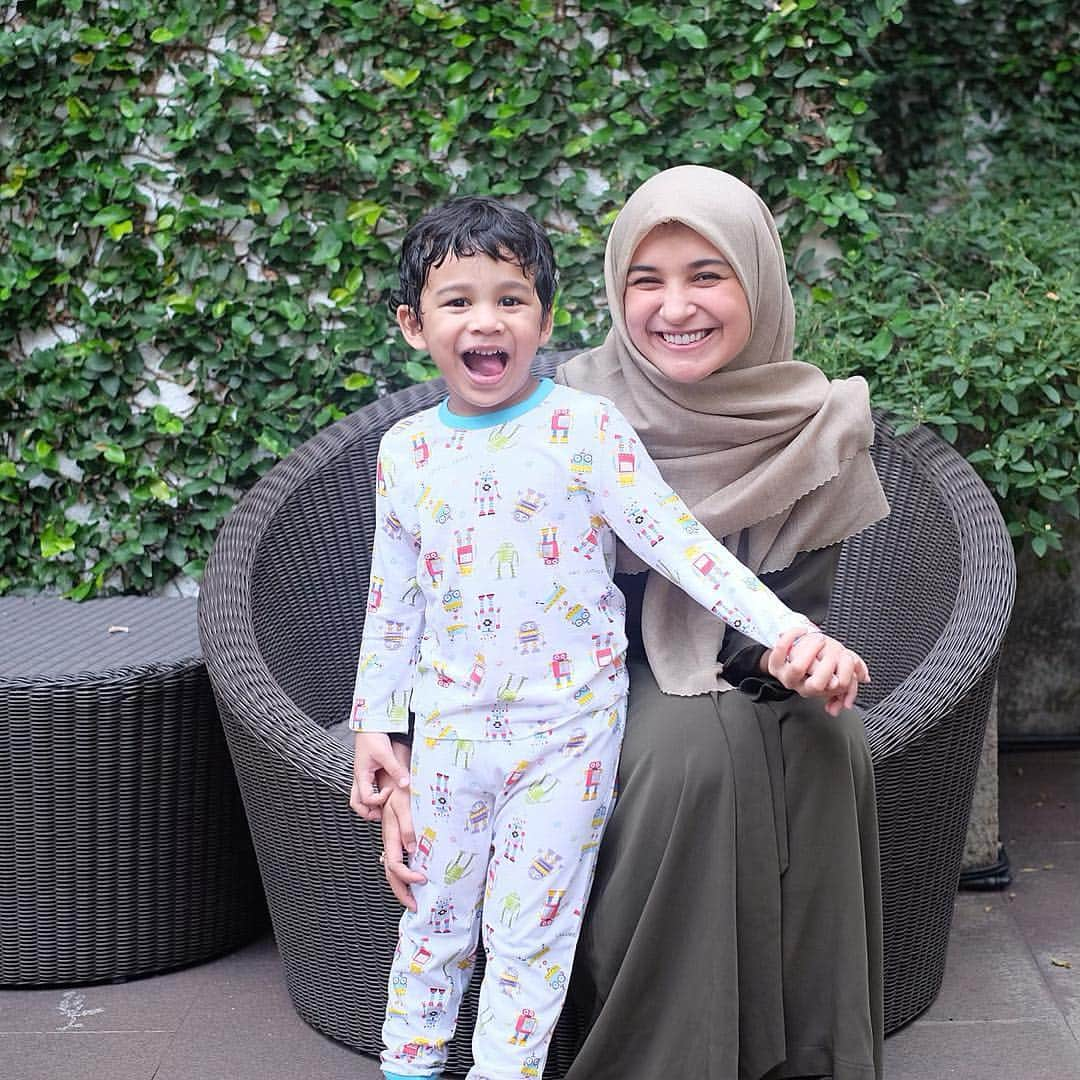 Shireen Sungkarさんのインスタグラム写真 - (Shireen SungkarInstagram)「Ya ampuun... masyaa Allah Lucunya robot-robot di baju celana yang dipakai Adam ini... Duuh.. produk terbaru Bamboo Cotton Mix&Match dari @velvetjunior ini memang lembuut banget. Tahu kan, bahan bamboo? Adem dan nyaman banget dipakai. Pokoknya harus punya koleksinya. Produk ini, dalam setiap packnya berisi  2 stel baju+celana yang bisa di mix and match menjadi 4 kombinasi. Seru kan? Nah segera kunjungi babyshop kesayangan ya... jangan sampai ketinggalan. Jangan lupa juga, follow IG @velvetjunior.  #velvetjunior #trustvelvetjunior #velvetbamboocotton #velvetmixandmatch」3月29日 20時44分 - shireensungkar