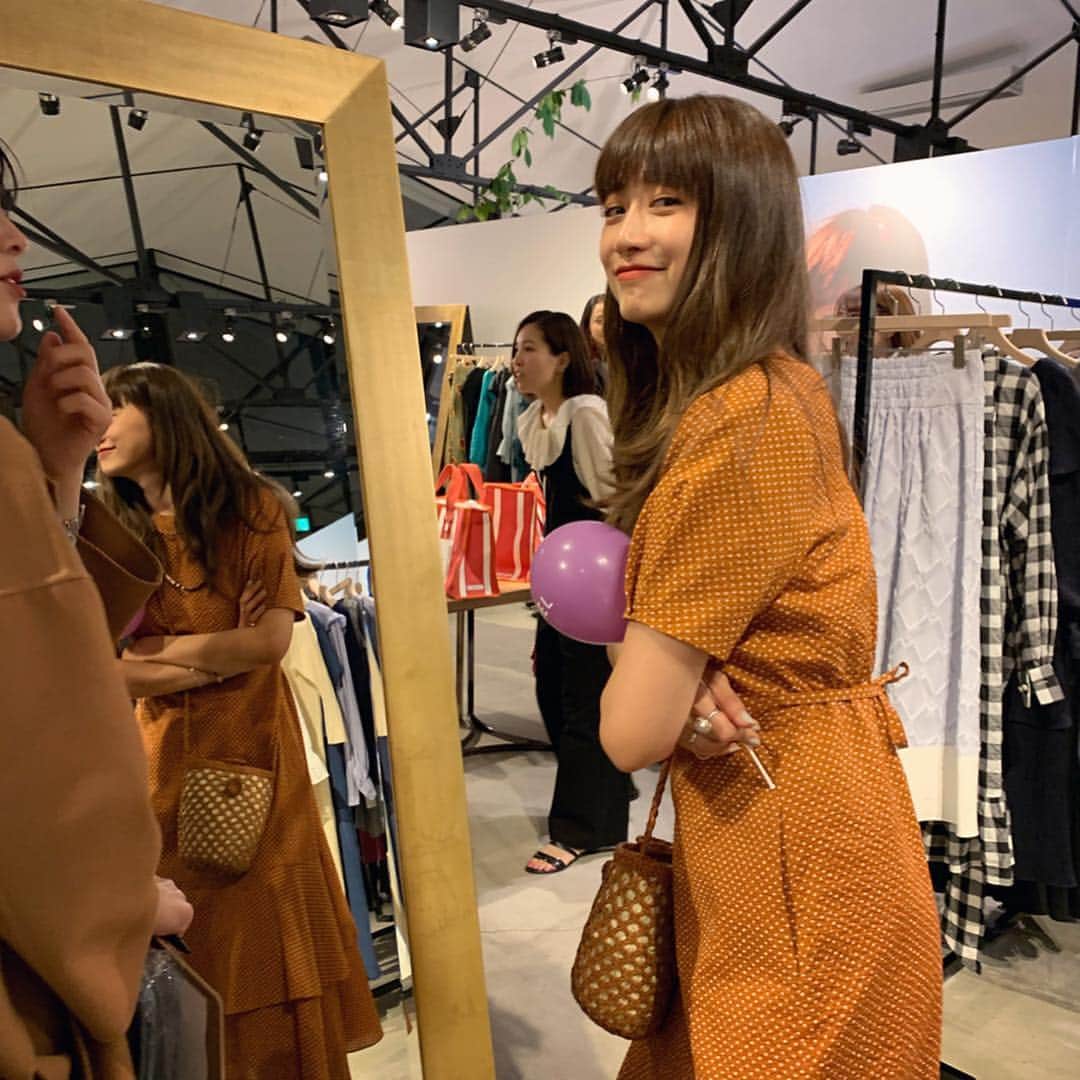 風間ゆみえのインスタグラム：「COEL2019/Summer Exhibition🧡 @coel_y @youn1029  ヨンちゃん、毎シーズン「沢山作ったよ〜！大変だよ〜‼︎」なんていいながらも本当にお洋服好きなんだなぁ…と、嬉しくなる。近頃はスタイリストサボり気味だけど、世の中アパレル元気ないなんて言われたりしているなか、この、大好きが形になっているヨンちゃんのCOELに触れると、胸がほんわか熱くなる✨ もっともっとCOELの輪が広がっていって欲しい〜‼︎ 私は真っ赤なプリーツスカートオーダー❤️」