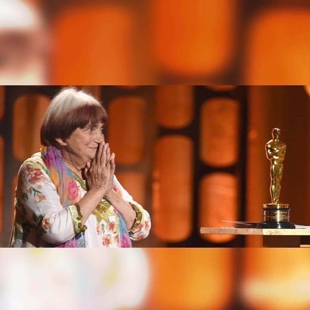 エマニュエル・ベアールのインスタグラム：「#Repost @tatianaderosnay ・・・ Adieu #agnesvarda  An extraordinary lady. Merci Madame 🙏🏻 Belgian-born Varda has been called the mother of the French New Wave.  Her first feature, #lapointecourte (1956) – which she wrote and directed with no formal training – is considered to be the film that inspired the movement.  #Varda has experimented with all forms of filmmaking from shorts to documentaries to narrative feature films during her more than 60-year career. La réalisatrice Agnès Varda a reçu, samedi 11 novembre 2017 un #Oscar d’honneur, la plus grande  récompense du cinéma américain, à l’occasion de la cérémonie des Governors Awards, à Hollywood. Cette distinction qui salue l’ensemble de sa carrière – #Cléode5à7, #Lunechantelautrepas ou encore #LesGlaneurs et #laGlaneuse – lui a été remise par l’actrice américaine #AngelinaJolie. #RIP #ripagnesvarda Photo 📸 by #kevinwinter」