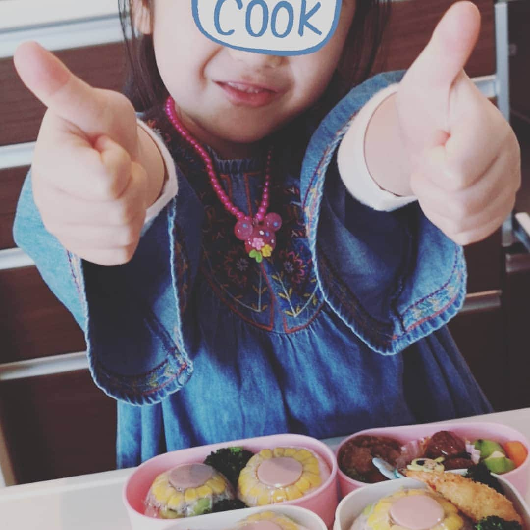 蛯原英里さんのインスタグラム写真 - (蛯原英里Instagram)「突如「自分でお弁当作りたい～」と 言い出す娘🤣  昨日は、お弁当を作ってもらいました～！ （もちろん全部ではないけれど） 卵焼きの卵を流し入れたり 最後に形を作ってもらったり… ソーセージ、とうもろこし、枝豆で お花のおにぎりを作ったり🍙！ とうもろこしの花びらを並べるのを かなり真剣にやっていました～！ そして、自分で詰めて完成～✨ 外は、寒かったけど 桜の下で自分で作ったお弁当を 食べれて嬉しかったね～！ 帰宅してから 娘「またお花のお弁当作りたい～」の コメントをいただきました～⤴️ 喜んでくれてママも嬉しいよ～🤣 暖かくなったら お友だちと一緒にピクニックしようね～💕 #lunch #lunchbox #cherryblossom #happy#flowers #happytime #family #4years#enjoy #girls #picnic #お弁当 #卵焼き #桜 #お花のお弁当 #楽しかったね#おいしかった #また作りたい」3月29日 20時51分 - eriebihara