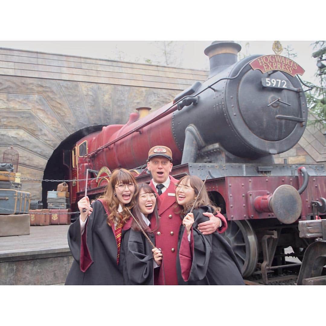 SHIHORINさんのインスタグラム写真 - (SHIHORINInstagram)「﻿﻿ USJのお気に入りスポット✨﻿﻿﻿ ウィザーディング・ワールド・オブ・ハリーポッター™﻿﻿﻿ ﻿﻿﻿ 大好きなハリーポッターの世界へ🧙‍♀🔮💫﻿﻿﻿ たんりい (@tanrii97 )ちさきちゃん (@chocochii0123 )と念願のグリフィンドール生になったよ〜❣️🦉✨﻿﻿﻿ ﻿ ハリーとハーマイオニーの杖を持って﻿ 生徒になりきり👩‍🎓♥️﻿﻿﻿ ﻿﻿﻿ ウィザーディング・ワールド・オブ・ハリーポッター™ 5周年を記念したキャッスルショー🏰﻿﻿﻿ ﻿ ホグワーツ™・マジカル・セレブレーションも観てきたよ🥺✨﻿﻿﻿ ﻿ まるで魔法にかけられた気分になってワクワクが止まらなかった🥺🔮💫世界観に感動しました😭✨﻿﻿﻿ またみたいな〜☺️✨✨✨﻿﻿﻿ ﻿﻿﻿ ﻿﻿ あとね、ハリポタエリアに行く合間に﻿﻿ マレヴォ・デ・アルゼンチーナっていう﻿﻿ ステージ・ショーもみれたんだけど🇦🇷﻿﻿ パフォーマンスがかっこよくて大興奮でした🕺🥁💫﻿﻿ ﻿﻿ ﻿﻿﻿ #universalstudiosjapan #USJ #大阪 #大阪旅行 #ユニバ #ユニバーサルスタジオジャパン #ハリーポッター #ウィザーディングワールドオブハリーポッター #ホグワーツマジカルセレブレーション #ウィザーディングワールド #ハリポタ #ホグワーツ #pr #魔法の杖 #ローブ #バタービール #ハリポタコーデ  #ユニバコーデ #おそろいコーデ #グリフィンドール #大魔法祭#wizardingworldofharrypotter #harrypotter #gryffindor #hogwarts」3月29日 20時53分 - shihoriiin49