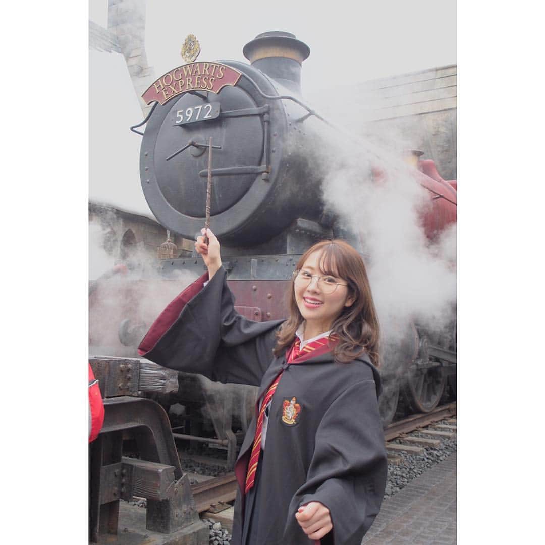 SHIHORINさんのインスタグラム写真 - (SHIHORINInstagram)「﻿﻿ USJのお気に入りスポット✨﻿﻿﻿ ウィザーディング・ワールド・オブ・ハリーポッター™﻿﻿﻿ ﻿﻿﻿ 大好きなハリーポッターの世界へ🧙‍♀🔮💫﻿﻿﻿ たんりい (@tanrii97 )ちさきちゃん (@chocochii0123 )と念願のグリフィンドール生になったよ〜❣️🦉✨﻿﻿﻿ ﻿ ハリーとハーマイオニーの杖を持って﻿ 生徒になりきり👩‍🎓♥️﻿﻿﻿ ﻿﻿﻿ ウィザーディング・ワールド・オブ・ハリーポッター™ 5周年を記念したキャッスルショー🏰﻿﻿﻿ ﻿ ホグワーツ™・マジカル・セレブレーションも観てきたよ🥺✨﻿﻿﻿ ﻿ まるで魔法にかけられた気分になってワクワクが止まらなかった🥺🔮💫世界観に感動しました😭✨﻿﻿﻿ またみたいな〜☺️✨✨✨﻿﻿﻿ ﻿﻿﻿ ﻿﻿ あとね、ハリポタエリアに行く合間に﻿﻿ マレヴォ・デ・アルゼンチーナっていう﻿﻿ ステージ・ショーもみれたんだけど🇦🇷﻿﻿ パフォーマンスがかっこよくて大興奮でした🕺🥁💫﻿﻿ ﻿﻿ ﻿﻿﻿ #universalstudiosjapan #USJ #大阪 #大阪旅行 #ユニバ #ユニバーサルスタジオジャパン #ハリーポッター #ウィザーディングワールドオブハリーポッター #ホグワーツマジカルセレブレーション #ウィザーディングワールド #ハリポタ #ホグワーツ #pr #魔法の杖 #ローブ #バタービール #ハリポタコーデ  #ユニバコーデ #おそろいコーデ #グリフィンドール #大魔法祭#wizardingworldofharrypotter #harrypotter #gryffindor #hogwarts」3月29日 20時53分 - shihoriiin49