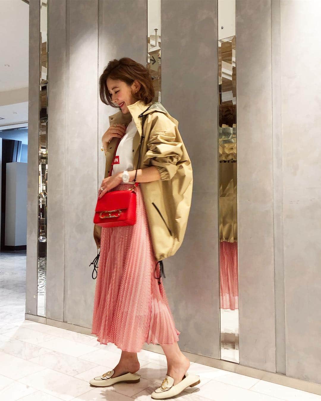 kiyomi medeirosさんのインスタグラム写真 - (kiyomi medeirosInstagram)「昨日のお出掛け❤️ * 赤ドットのプリーツスカートに合わせて、赤小物多めです☺💋💄 * NYブランドのCH CAROLINA HERRERAのバックも可愛い😍❤️ * jacket…#balenciaga Tシャツ…#burberry  skirt…#OBLI shoes…#chloe bag…#CHCAROLINAHERRERA * #fashion#outfit#instafashion#ootd#cordinate#style#ファッション#コーディネート#コーデ#ママコーデ#ホテルコーデ#red#赤#春コーデ#CHinsignia」3月29日 20時55分 - kiyomimedeiros
