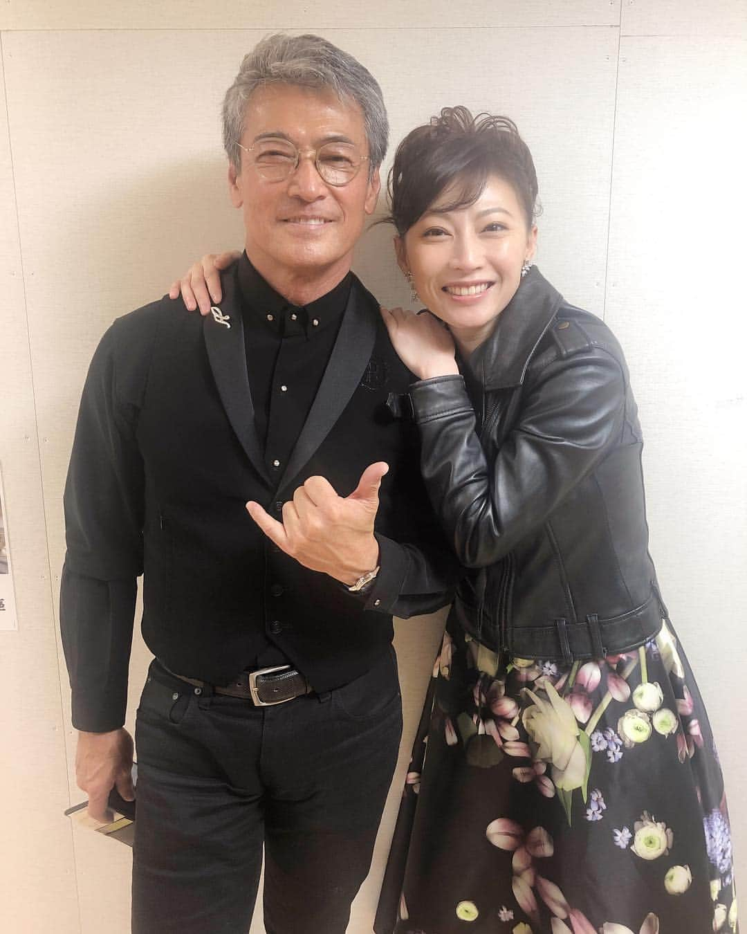 秋夢乃さんのインスタグラム写真 - (秋夢乃Instagram)「カッコイイ‼️裕之さん💕 この世の中でこんなに完璧な方がいるんだと思うくらい本当にカッコよかったです！ 最初は別のイベントで「秋ちゃん、ライブで一曲を歌って」と誘われたが冗談だと思ったのに〜 へぇ😱😱😱〜本当に有言実行の飛び込みゲストになっちゃいました🤣 本当に最高なライブでした！  なんと、 大大大尊敬の大大大先輩村井パパにも久しぶりに会えたんです！  幸せな一日になりました！ 裕之さん、 本当にありがとうございました😊 — 渡辺 裕之さんと一緒です。  #渡辺裕之 さん #村井国夫 さん #銀座スウィング #ジャズライブ」3月29日 20時55分 - yumeno_aki