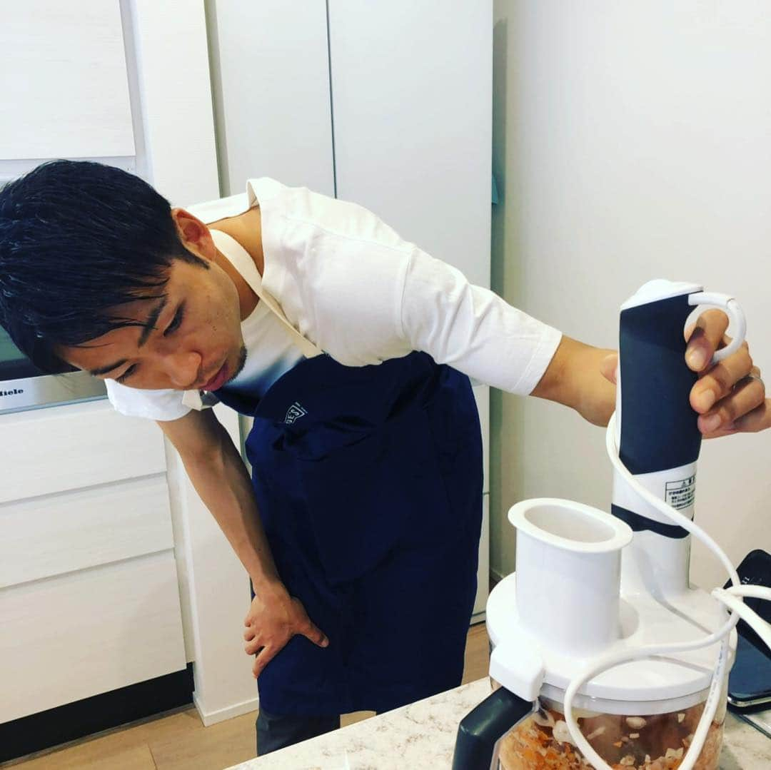 小林悠さんのインスタグラム写真 - (小林悠Instagram)「男の料理  先日いつも美味しい料理を作ってくれる奥さんに、ネットで調べてめちゃくちゃ手の込んだ時間のかかるカレー🍛を作りました😋  カレーはそこそこ美味しかったんですが、こだわりが強すぎて僕は普通のカレーの方が美味しかったです😅笑  あとはサラダ🥗を作ろうと思って、ブロッコリー🥦を茹でる時に一房そのまま茹でてたら奥さんにめちゃくちゃ笑われました😂 笑  料理って奥が深いなー🤔  また挑戦してみようと思います😋👍」3月29日 20時55分 - kobayashiyu11