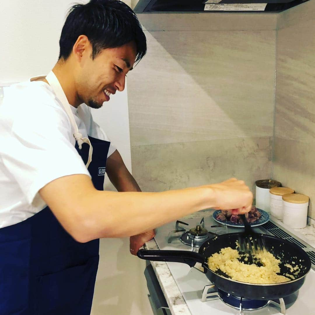 小林悠さんのインスタグラム写真 - (小林悠Instagram)「男の料理  先日いつも美味しい料理を作ってくれる奥さんに、ネットで調べてめちゃくちゃ手の込んだ時間のかかるカレー🍛を作りました😋  カレーはそこそこ美味しかったんですが、こだわりが強すぎて僕は普通のカレーの方が美味しかったです😅笑  あとはサラダ🥗を作ろうと思って、ブロッコリー🥦を茹でる時に一房そのまま茹でてたら奥さんにめちゃくちゃ笑われました😂 笑  料理って奥が深いなー🤔  また挑戦してみようと思います😋👍」3月29日 20時55分 - kobayashiyu11