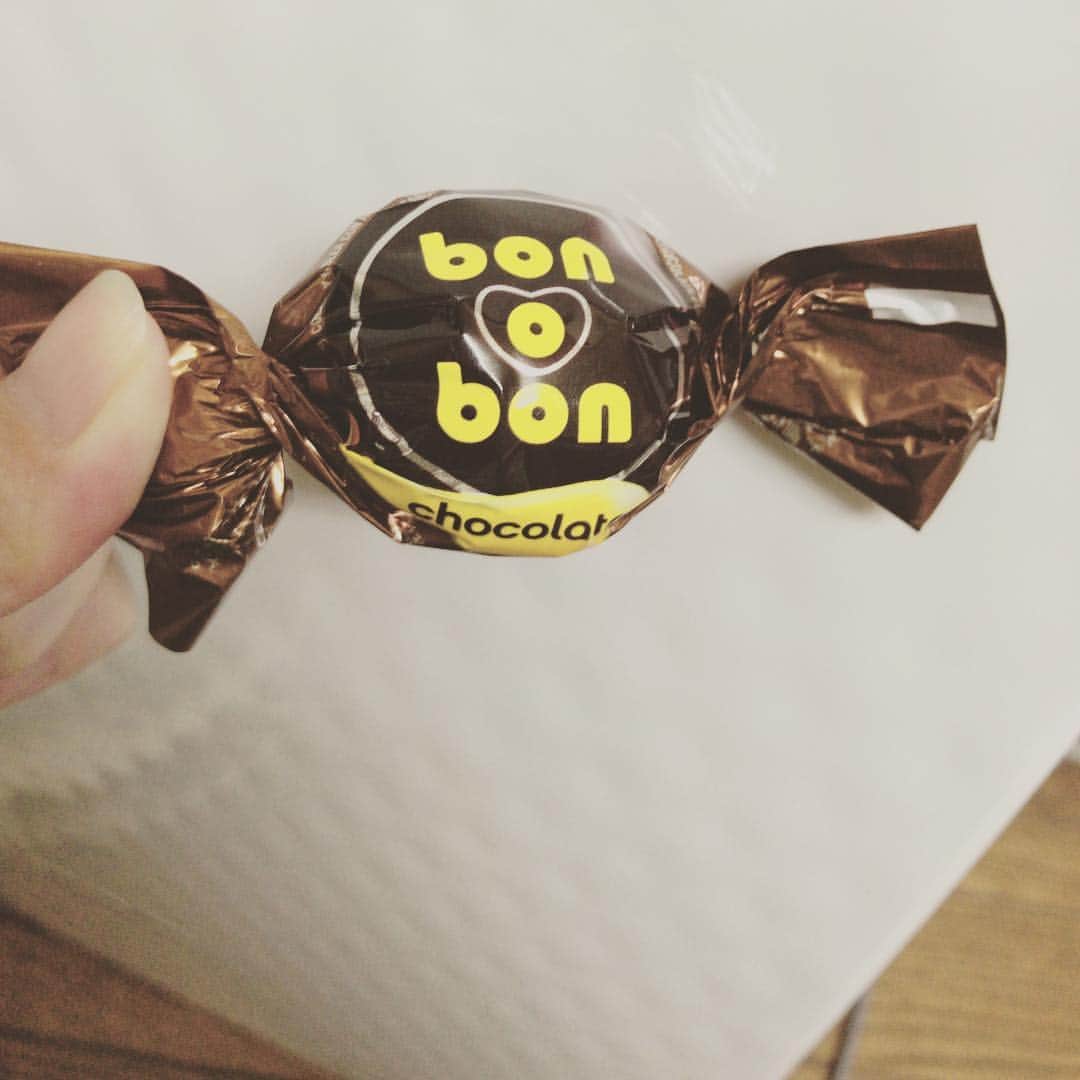 加藤千恵のインスタグラム：「「金属バットのラジオバンダリー」でよく話題にのぼっていたボノボン、初めて食べた。有名なんだよね？ 実は見るのも初めてだった。そして想像よりおいしかった。」