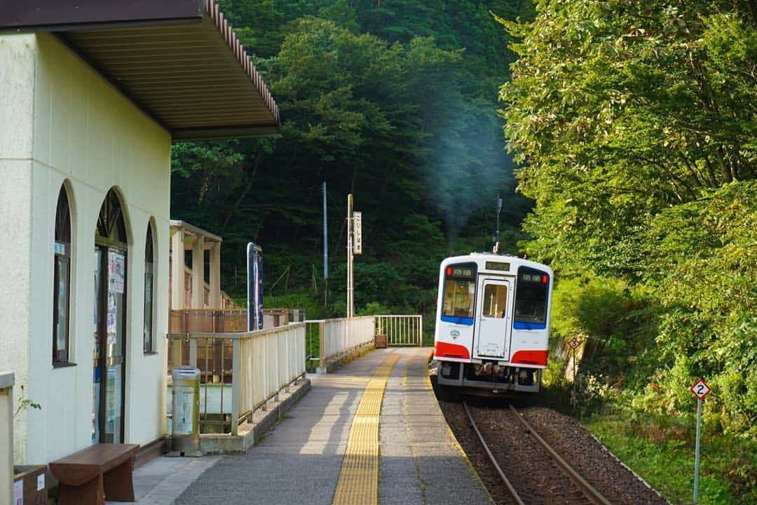 伊藤桃さんのインスタグラム写真 - (伊藤桃Instagram)「#三陸鉄道リアス線 開通記念 につづっている昨年秋におとずれた#三陸鉄道南リアス線 の旅♥2! * せっかくなのでどこで下車しよう…と悩んだ結果、 有名な?!この駅で降りてみました✨ * #恋し浜駅 ✨ ロマンチックな名前ですよね。 この駅が有名になったのもずばりこの名前から。 最初は小石浜（こいしはま）駅という名前だったそうですが、この地区の名産のホタテのブランド「恋し浜」にちなんでこの名前に変わりました。 駅の名称は愛の磯辺♥✨ 縁結びの#恋愛パワースポット でもあるそう！ * 3枚目:駅の待合所には帆立貝がぎっしり！ その一つ一つには願い事が。 ホタテ貝の絵馬、だそう。 残念ながら新しいのをみつけられずわたしのお願いごとはかけませんでした😭笑 * 4枚目:駅から出口にむかう通路にはバーベキューコンロが。 ホタテがやけるのでしょうか… ここにも鉄道ダンシがいました。 * 5-6枚目:通路にもぎっしりと絵馬が🐚 「あいどるになれますように」なんて可愛い絵馬もあって、ほっこりしちゃいました😳 * 7枚目:駅出口をでるとどこか懐かしい公園が。 8枚目:恋し浜駅は高台にあったため、津波の被害をのがれることができました。 階段をおりて街に向かいます。 * 9枚目:ピンク色にラッピングされた可愛らしい自動販売機とポスト。 この恋し浜ポストに想い人への手紙を投函すると想いがかなうとか…？😘 * 10枚目:階段をおりてすぐに、ホタテデッキが！ 予約をすると焼きたての「恋し浜」ホタテが食べられるそうです(^q^)✨ 訪れた時間が早すぎて営業してなかったけどいつか行ってみたいー！！ * つづく＼(^o^)／ 行きたくなりますように。 #東日本大震災から8年  #東日本大震災を忘れない」3月29日 20時59分 - itomomo_tetsu