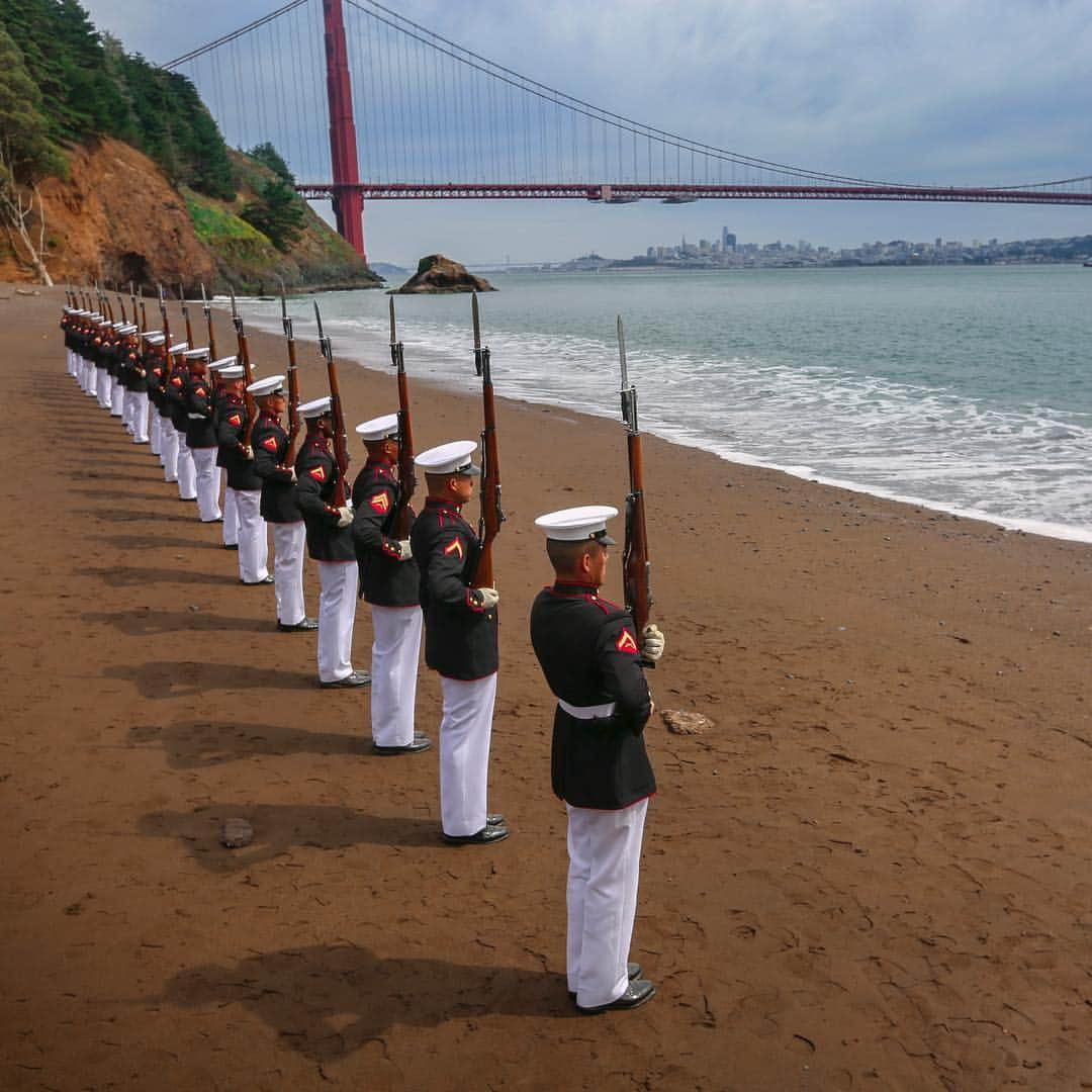 アメリカ海兵隊さんのインスタグラム写真 - (アメリカ海兵隊Instagram)「The Few, The Proud  Marines with the Silent Drill Platoon, @marinebarrackswashington, execute their "long line" sequence at the Golden Gate Bridge, San Francisco, California, March 19, 2019. (U.S. Marine Corps photo by Lance Cpl. James Bourgeois)  #Marine #USMC #Military #Marines #MarineLife #MilitaryLife #MarineCorps #USMC #Rah #SilentDrill #GoldenGate #SF #SanFrancisco #TheFewTheProud」3月29日 21時00分 - marines