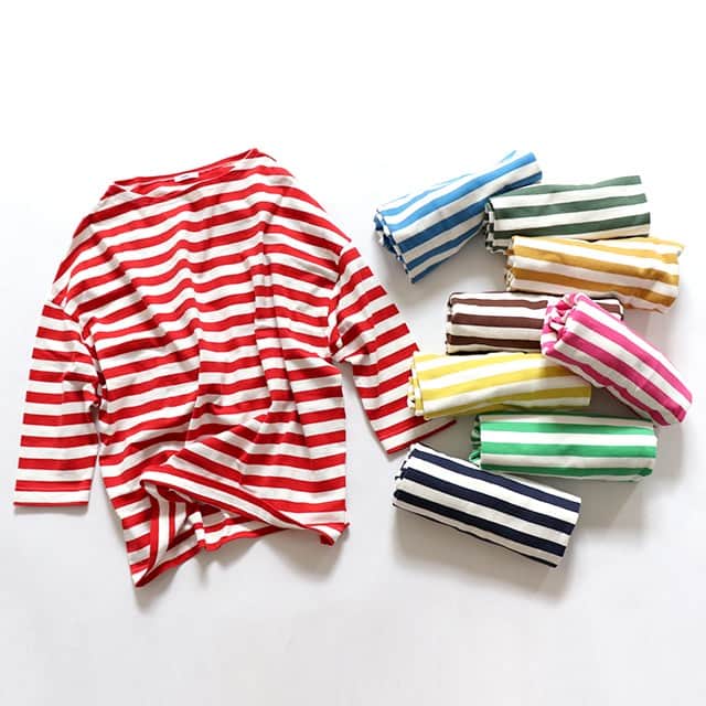 のインスタグラム：「. 定番アイテムを女性らしく「maillot｜border drop shoulder T-shirts　ドロップショルダー・ボーダーTee」 . ─────────────────── キナリノアプリでは素敵な情報とアイテムを、 毎日お届けします。 →ダウンロードはプロフィールリンクから ─────────────────── . ボートネックに肩の落ちたドロップショルダーデザイン。 ゆったりとしたワイドな身幅。このゆるさが女性らしい雰囲気に仕上がっています。 カラーは、ナチュラルファッションにぴったりな淡いカラーから、コーディネートの主役になる鮮やかなカラーまで、全部で17色をご用意しています。 色によって雰囲気も変わるので、色違いで持つのもおすすめですよ＊ . ▶︎こちらのアイテムはキナリノアプリで販売中！ 「お買いもの」→「インスタグラム掲載」から、インスタグラムでご紹介したアイテムをご覧頂けるようになりました。 アプリを最新版にアップデートのうえ、お買い物をお楽しみください。 . #Tシャツ #春コーデ #シンプル #ナチュラル #お出かけ #ボーダー #コーディネート #saro #maillot #comfortable #fashionista #coordination #simple #ootd #instafashion #丁寧な暮らし #暮らし #キナリノモール #キナリノ . https://kinarino-mall.jp/item-2662」