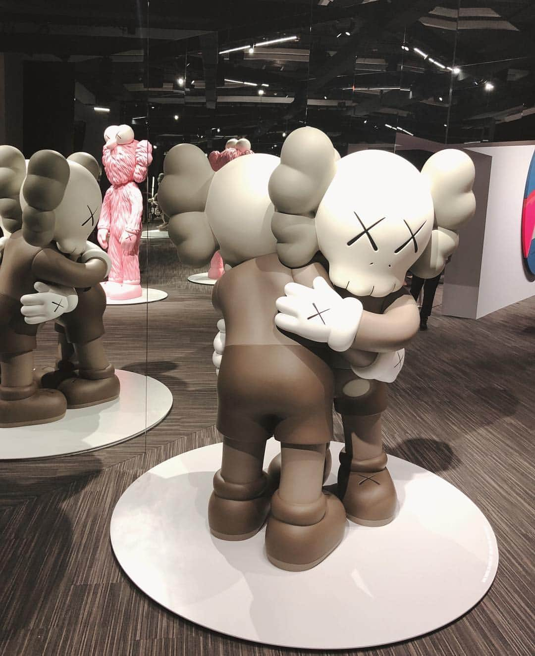 小柴綾香さんのインスタグラム写真 - (小柴綾香Instagram)「@kaws is absolutely on FIRE right now in HK art week🔥🔥 KAWSの勢いは本当にすごいね。 巨大インスタレーションの話題性に加えて、 PMQでの個展も大盛況。 Sotheby'sのオークションエキシビジョンでも真ん中のエリアを占めてて勢いの凄さを感じた！ そして、DMに何個かTシャツの質問を頂いたので、アップはこんな感じです🖤 LAのメルローズにある古着屋で購入したT-shirtだよ。 #kaws #exhibition #artweek #hongkongartweek #hongkong #hk #art」3月29日 21時05分 - ayakakoshiba