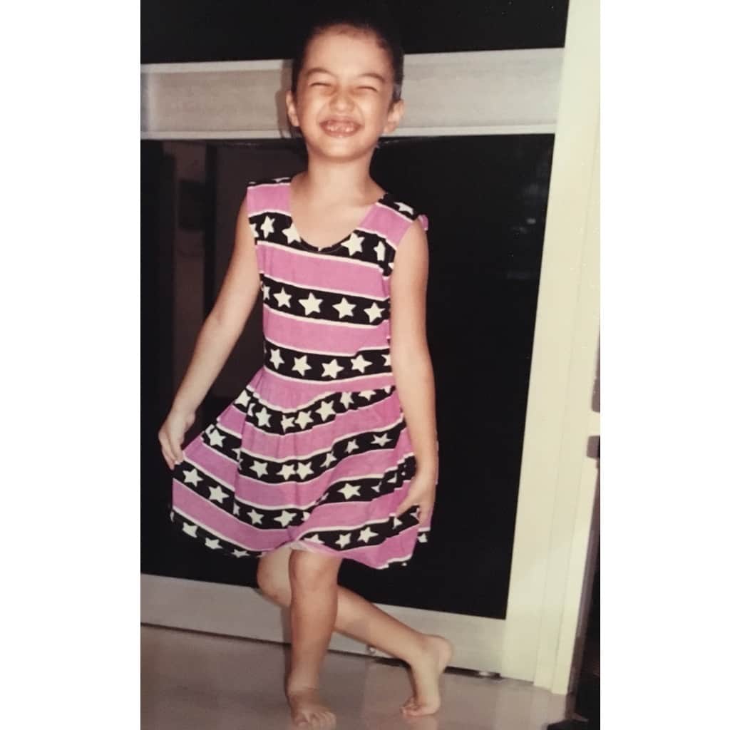 ラライン・シャーのインスタグラム：「In a few days I would have completed an Intensive Meisner technique course. One of the main objectives is to bring back the 5 year old care free and authentic versions of ourselves. Or at least be able to know that its always there for us to come back to. Theres so many defenses and masks we put on as we age. So many layers of defenses we wrap around ourselves to mask our true fears and insecurities. To be able to survive the harsh realities of life is to disconnect to how we really feel. So many things we do unnecessarily and behaviours we develop to fit in or to numb ourselves from the pain of heartbreak and disappointments. Its been an enlightening experience venturing to LA LA land and unlearning what needs to be unlearnt. Im grateful everyday for the lessons I get to learn to be the actor and human being I want to be.❤️」