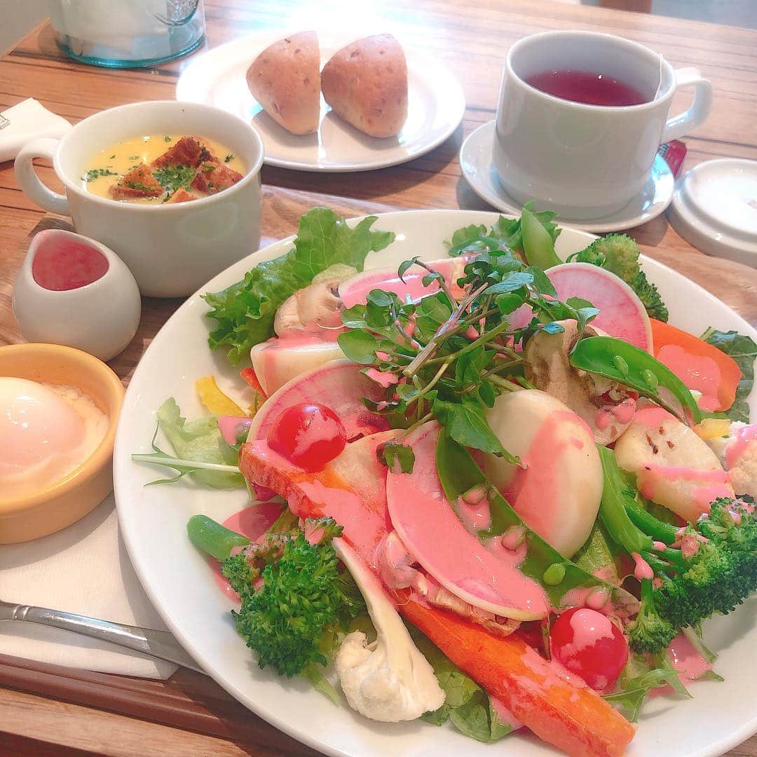 のインスタグラム：「🥗 #everythingsalad  野菜もりもりサラダ じゃがいもとチキン抜きで ビーツドレッシング💓 まさかのピンク色でかわいい💓 . #エブリシングサラダ #サラダ #原宿ランチ #表参道ランチ #原宿カフェ #表参道カフェ #カフェ巡り #東京ランチ #ランチ巡り #身体にいい料理」