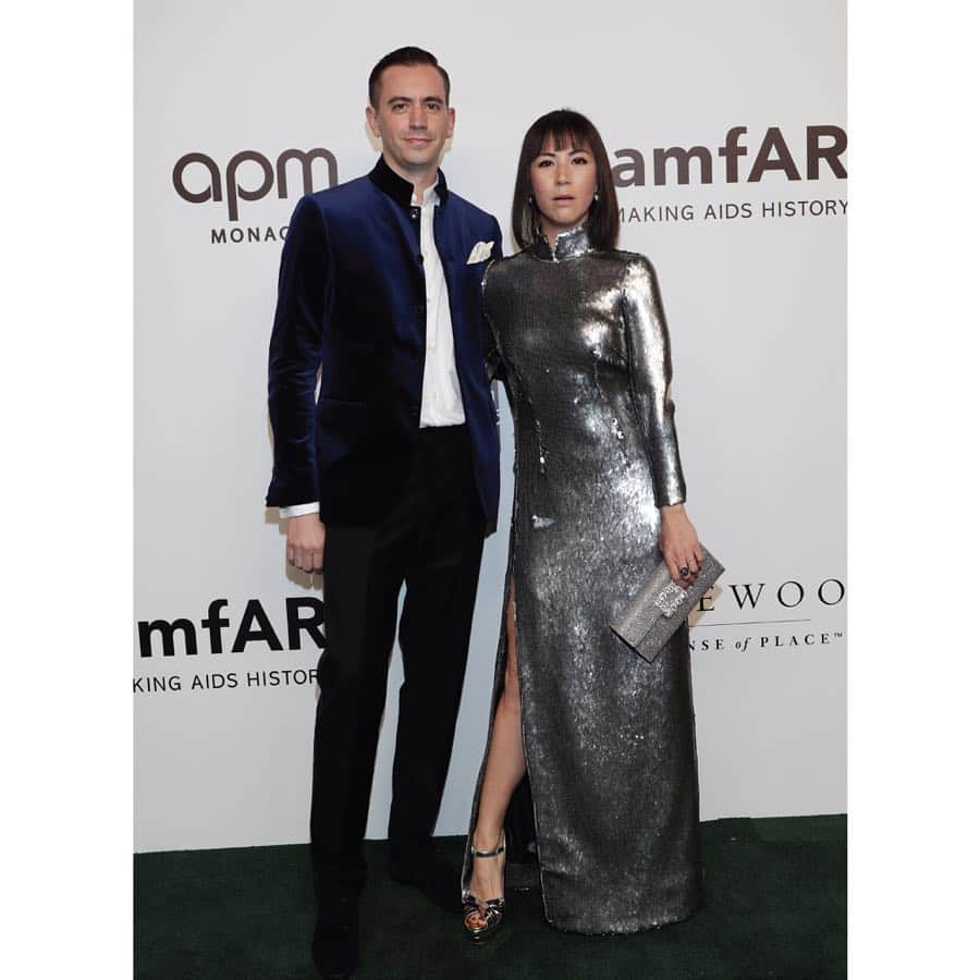 シャンハイタンさんのインスタグラム写真 - (シャンハイタンInstagram)「Shanghai Tang is proud to support @amfar in its goal of Making AIDS History through innovative research.  Our Creative Director @victoriaxtang wears a bespoke qipao in silver sequins for the amfAR Gala Hong Kong.  Photo by Getty Images  #ShanghaiTang #滩海上 #SHT #VictoriaTangOwen #amfAR #amfARHongKong」3月29日 21時08分 - shanghaitang