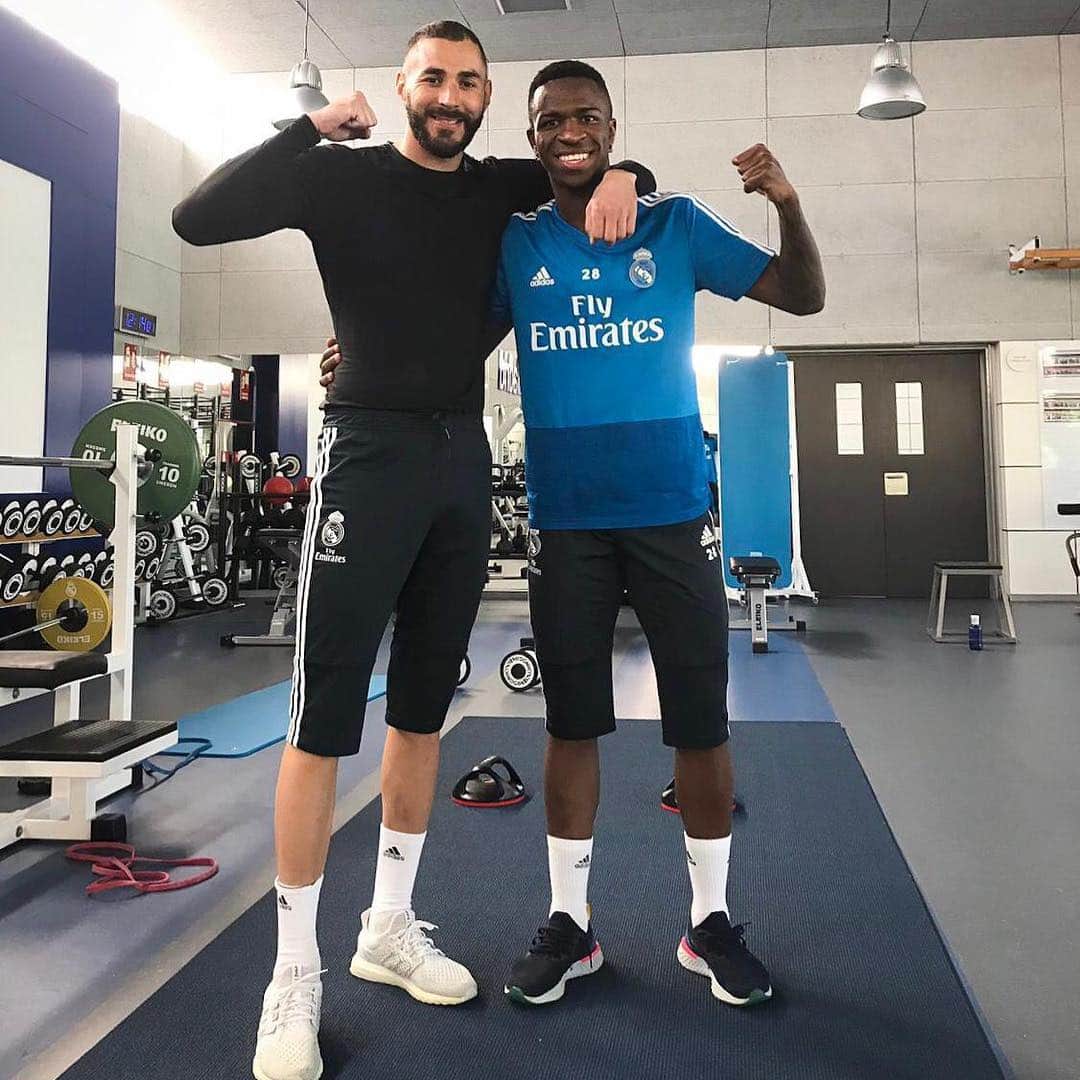 ヴィニシウス・ジュニオールのインスタグラム：「The King KB9! Thanks for all crack!  the 10 that plays with the 9 @karimbenzema 💪🏾🇫🇷」
