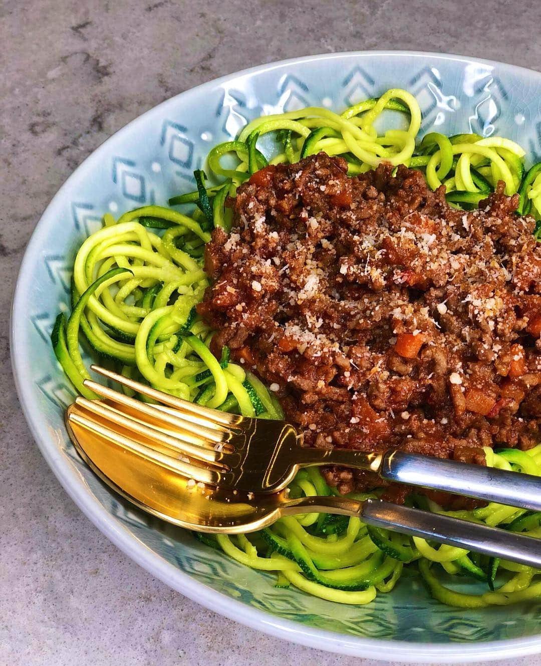 ルーシー・メックレンバーグさんのインスタグラム写真 - (ルーシー・メックレンバーグInstagram)「My fav 🍝😏😋 Swapping white spaghetti for courgetti Is much less calories — one big cup of courgetti has only about 20-40 calories; compare that to regular spaghetti or linguini ,which has about 250+ calories per cup! ... Regular (white) spaghetti has a whopping 40 grams net carbs per cup!  Also adding courgette into your diet has great health benefits- •	Improves digestion. •	Slows down aging. •	Lowers blood sugar levels. •	Supports healthy circulation and a healthy heart. •	Improves eye health. •	Boosts energy. •	helps with weight loss. •	Improves thyroid and adrenal functions.  Ingredients- 500g organic lean beef mince  1 onion  2 garlic cloves  1 carrot  2 Celery sticks  2 courgettes spiralised  1 beef stock cube  Mixed Italian herbs  1 tin tomatoes🥫  Salt & pepper  Optional- Parmesan  Head to my insta story for the recipe 🍝🍝🍝 ————————————————————— Don’t get me wrong I LOVE pasta. But I usually have pasta once a week as a weekend treat. Everything in moderation is my moto 🙌🏽😋🍝」3月29日 21時09分 - lucymeck1