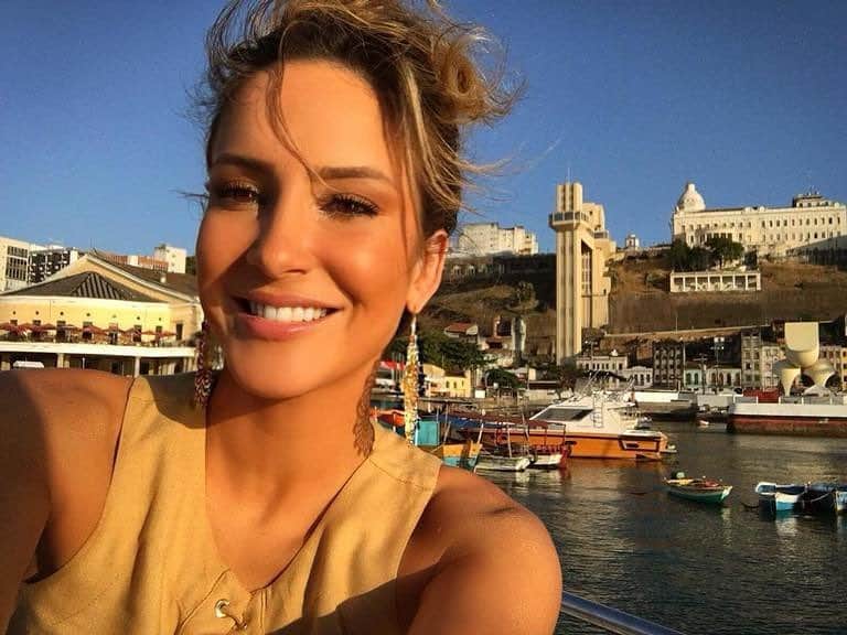 Claudia Leitteのインスタグラム：「Minha mãe, grávida, vinha de São Paulo pra cá. Baianíssima, ela queria parir em casa depois de uma longa temporada longe, por conta do trabalho de meu pai. Mas a bolsa achou de romper durante o voô, e ela desembarcou numa conexão, no Santos Dumont, Rio de Janeiro. Cheguei na Rua Nova do Godinho, número 8, Saúde, Centro Histórico da capital baiana, exatos 5 dias mais tarde. Cresci lá. Eis o meu FELIZ PRA SEMPRE! É uma história bem louca! Rs Minha cidade construiu minha identidade, é minha referência, minha inspiração e meu Porto Seguro! O MUNDO DESEMBARCA EM SALVADOR! Parabéns, minha terrinha! Tenho orgulho de ser soteropolitana, de chamar a Cidade da Música de lar!  Ps. E sou tricolor! Bora, Baêaaaa! @ecbahia Amém! Ps2. N consigo pensar em outra foto!」