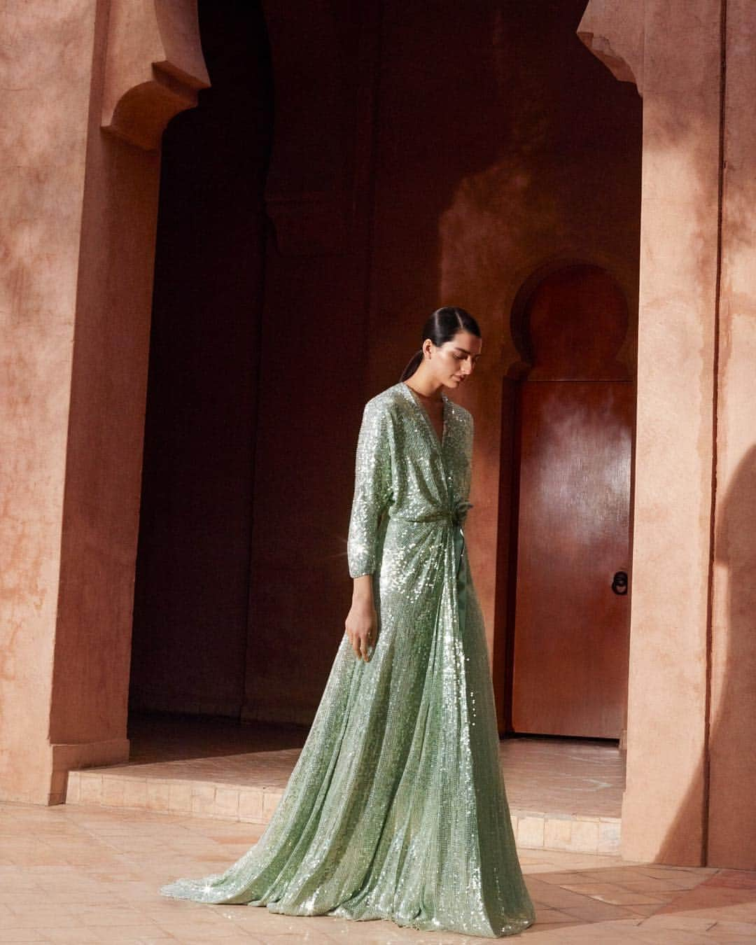 ジェニーパッカムさんのインスタグラム写真 - (ジェニーパッカムInstagram)「I am delighted to have designed a capsule collection for @netaporter and our Middle Eastern customer. The exclusive collection features pale mint and blush pink hues, bold floral prints and intricate embellishments, inspired by my travels to the Middle East XJP Shop the collection online now including the pale mint embellished gown worn by @saffron #jennypackham #netaporter #dressedinjenny #jennypackhamXnetaporter」3月29日 21時13分 - jennypackham