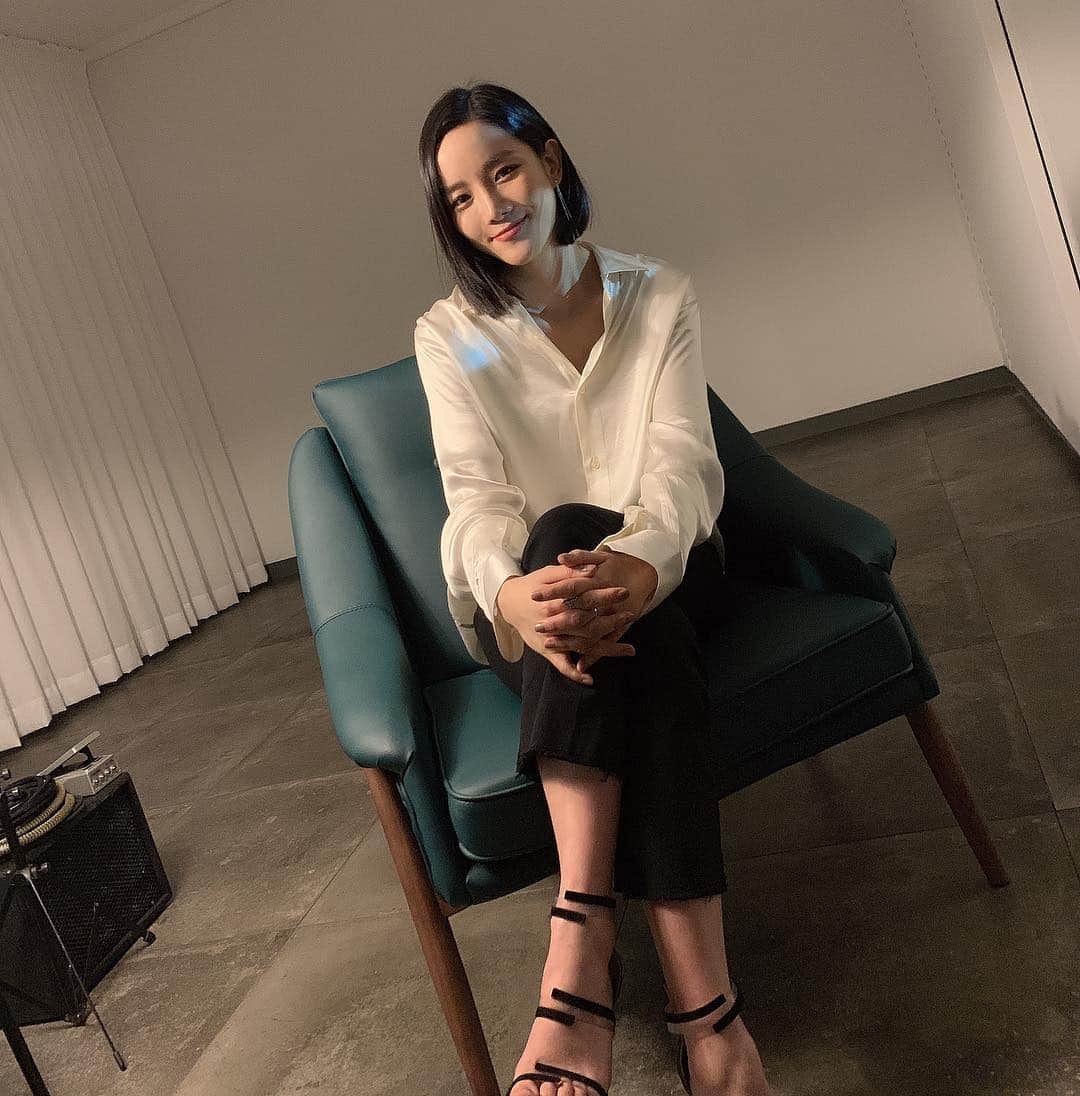 キム・ボヒョンのインスタグラム：「“작은 힌트들이 모여 하나의 영감으로”라는 한 문장에서 시작된 #힌터런 과 저의 첫 작업 🤲 앞으로 많은 아티스트들과 그리고 관객분들이 함께 영감을 공유하는 자리가 될 거 같아요 ^^ 그 첫 발자취를 함께하며 즐겁고 뜻깊은 시간을 보내고 있답니다 :) 오늘은 비공개로 진행이 됐지만 추후에 정식으로 공연을 준비 중이니 많은 관심 부탁드려요 🙂 오늘 와주신 모든 분들 다시 한번 진심으로 감사합니다 ^^! #힌터런 #HINTERUN #김보형 #KIMBOHYUNG #공연 #전시」
