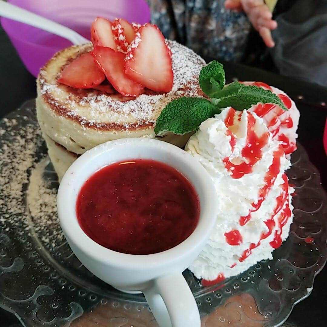 宇佐美蘭さんのインスタグラム写真 - (宇佐美蘭Instagram)「仲良し親子と鎌倉ぶらり😊🌸﻿ カフェ坂の下という、「最後から2番目の恋」というドラマのロケ地として使われたお店でお茶したよ💖﻿ ラムレーズンのパンケーキ美味しかった😍﻿ ﻿ #最後から2番目の恋#鎌倉#パンケーキ#ラムレーズン#ラムレーズンパンケーキ#カフェ」3月29日 21時20分 - usamiran_official