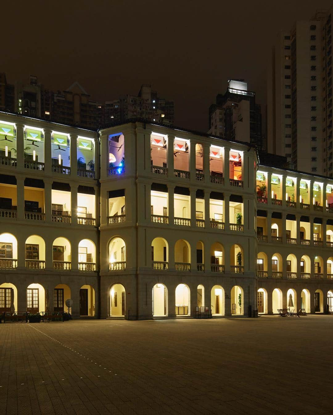 プラダさんのインスタグラム写真 - (プラダInstagram)「On the occasion of #ArtBaselHongKong, #PradaModeHK takes over the third floor of Barrack Block of Tai Kwun. The club features intimate during areas, traditional lounges that double as galleries, and a private salon. It will offer breakfast, lunch, afternoon tea, cocktails and a program of events presented by #Prada including a special set up of the #PradaInvites project.  Discover the location via link in bio.」3月29日 21時22分 - prada