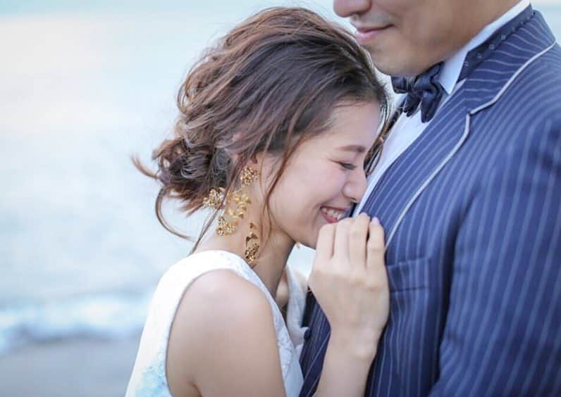 プレ花嫁の結婚式準備アプリ♡ -ウェディングニュースさんのインスタグラム写真 - (プレ花嫁の結婚式準備アプリ♡ -ウェディングニュースInstagram)「オシャレで可愛いウェディングフォト10枚🌸💕 * * * こちらのお写真は #フォトグラファー @michie_kaibara_aqua さんからリグラムさせていただきました🌟 * #ウェディングニュース のタグにお写真を投稿してくださり、ありがとうございました😊✨ * * * * * どれも素敵なmichie_kaibara_aquaさんの #ウェディングフォト 💓 * カバーは神奈川県横須賀にある【くりはま花の国】でのフォト💓 * ポピー畑の真ん中で #ドレス がふわっとなびく抱っこショットがとっても素敵ですよね😍💕 * #お花畑 でのフォトは女の子なら1度は憧れたことがあるはず🌼💓 * 好きなお花に囲まれたフォトはぜひ残しておきたいですよね😊 * ほかのフォトもどれもとっても素敵なのでぜひスワイプ👉🏻してチェックしてみてくださいね✨ * * * * ＼📷投稿お待ちしています／ * 花嫁はもちろん、業者さんも大歓迎✨ アナタのお写真をご紹介してもOKという方は、ぜひ #ウェディングニュース にお写真を投稿してください💕 * * ⬇︎関連アカウント⬇︎ * 💒式場検索 【 @weddingnews_concierge 】 👰マイレポ花嫁 【 @weddingnews_brides 】 🎉プレゼントキャンペーン 【 @weddingnews_event 】 * * その他、編集部からの連絡専用 @weddingnews_contact や、スタッフ個人の連絡用として @WN_xxxx（xxxは個人名）があります💕 * ………………………………………… ❤️WeddingNewsとは？ * * 花嫁のリアルな”声”から生まれた 花嫁支持率No1✨スマホアプリです📱💕 * * 🌸知りたい… #結婚式準備 に役立つ記事を毎日150件配信中♩ * 🌸見たい… インスタの #ウェディング 系投稿TOP100が毎日チェックできる＊IG画像の複数ワード検索も可♩ * 🌸叶えたい… #結婚式 関連の予約サイトが大集合♩ * 🌸伝えたい… 自分の結婚式レポ『マイレポ』が簡単に作れる♩先輩花嫁のレポが読める♩ * * @weddingnews_editor のURLからDLしてね✨ * * * #プレ花嫁 #結婚  #花嫁  #ウエディング #フォトウェディング #ロケーションフォト #ブーケ #ファインダー越しの私の世界 #前撮り #ナチュラルウェディング #お花見 #日本中のプレ花嫁さんと繋がりたい #桜 #フォトジェニック #2020春婚 #2019夏婚 #2019秋婚 #プレ花嫁準備 #結婚写真 #花畑」3月29日 21時25分 - weddingnews_editor