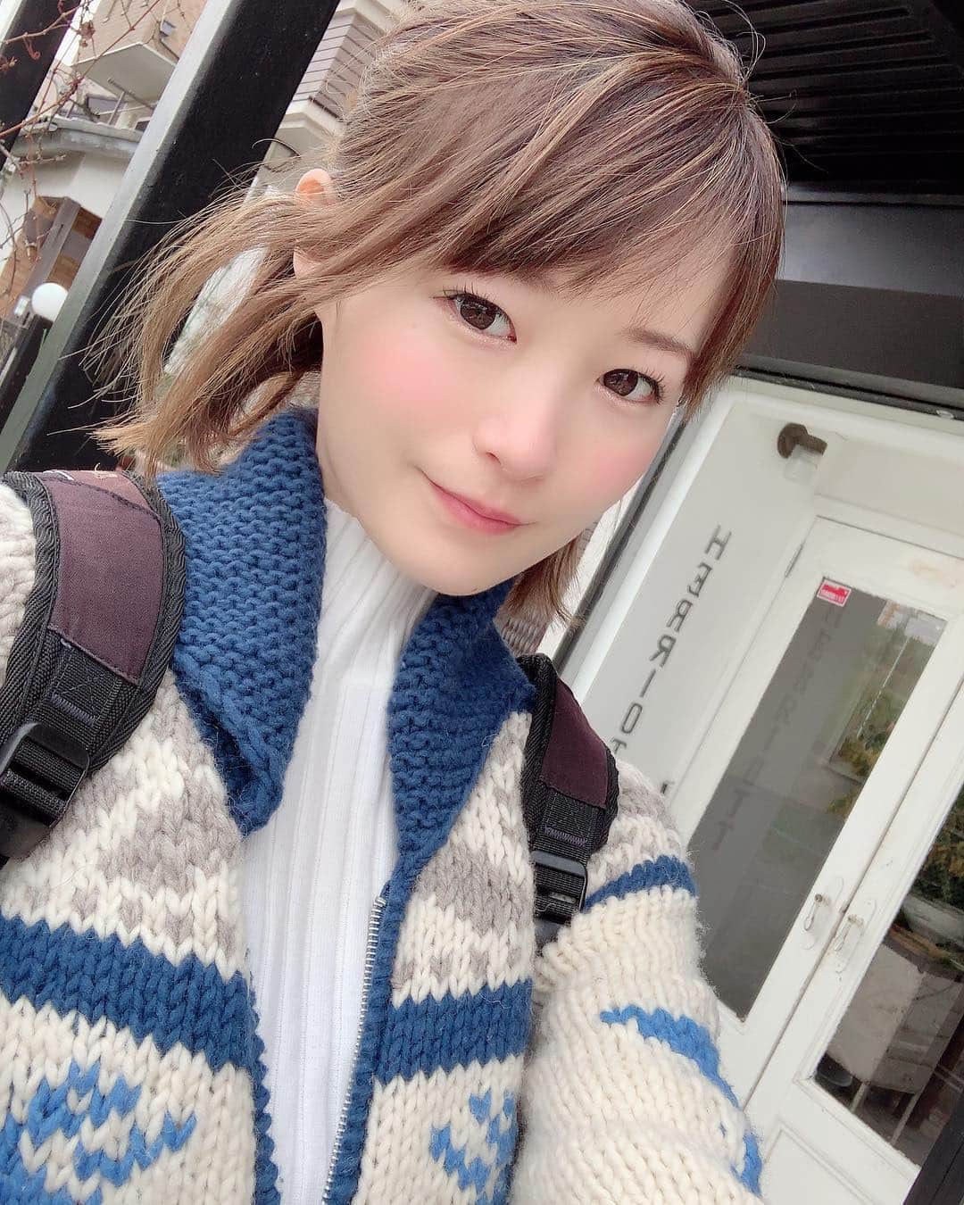 しほの涼のインスタグラム：「外の自然光だとこんな感じ💕😁 #ミルクティーカラー が #春色カラー でお気に入り🌸  最近は少し暖かくなってきたので、ダウンじゃなくて #ロンハーマン の #カウチンニット が大活躍してます😚🌸 #ニット #春コーデ #operaリップティント #dholic #diormakeup #ベージュカラー #ヘアカラー #haircolor #japanesegirl #japan #selfie #ピンクチーク #ボブ #ボブアレンジ #オルチャンメイク #셀카 #일본인 #얼짱 #염색 #예뻐요 #예뻐요🌸 ##데일리그램 #인스타데일리」