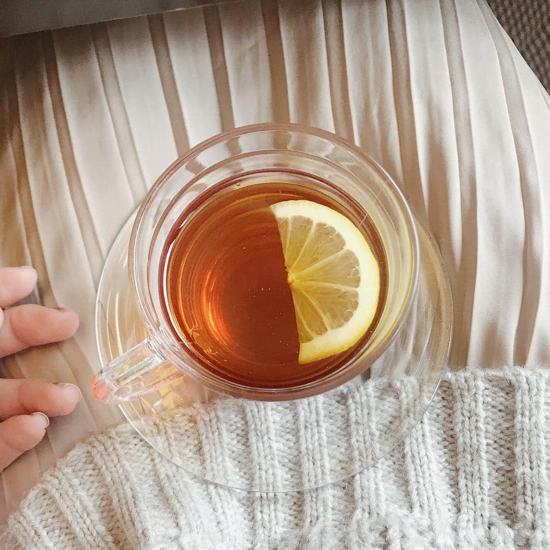 丸山クルミさんのインスタグラム写真 - (丸山クルミInstagram)「ちょっと喉が痛い時は ジンジャーレモンティー🍋 オリジナルドリンクは色々作るけど 最近はレモンが好きだなぁ🌈 #レモンティー#tea#teatime#紅茶」3月29日 21時32分 - hiuianela